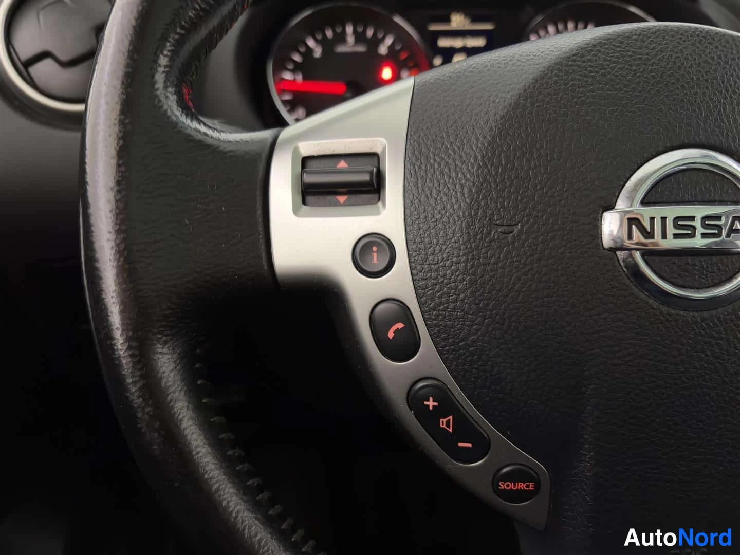 Musta Nissan Qashqai+2 2010, yksityiskohta, kuva 31