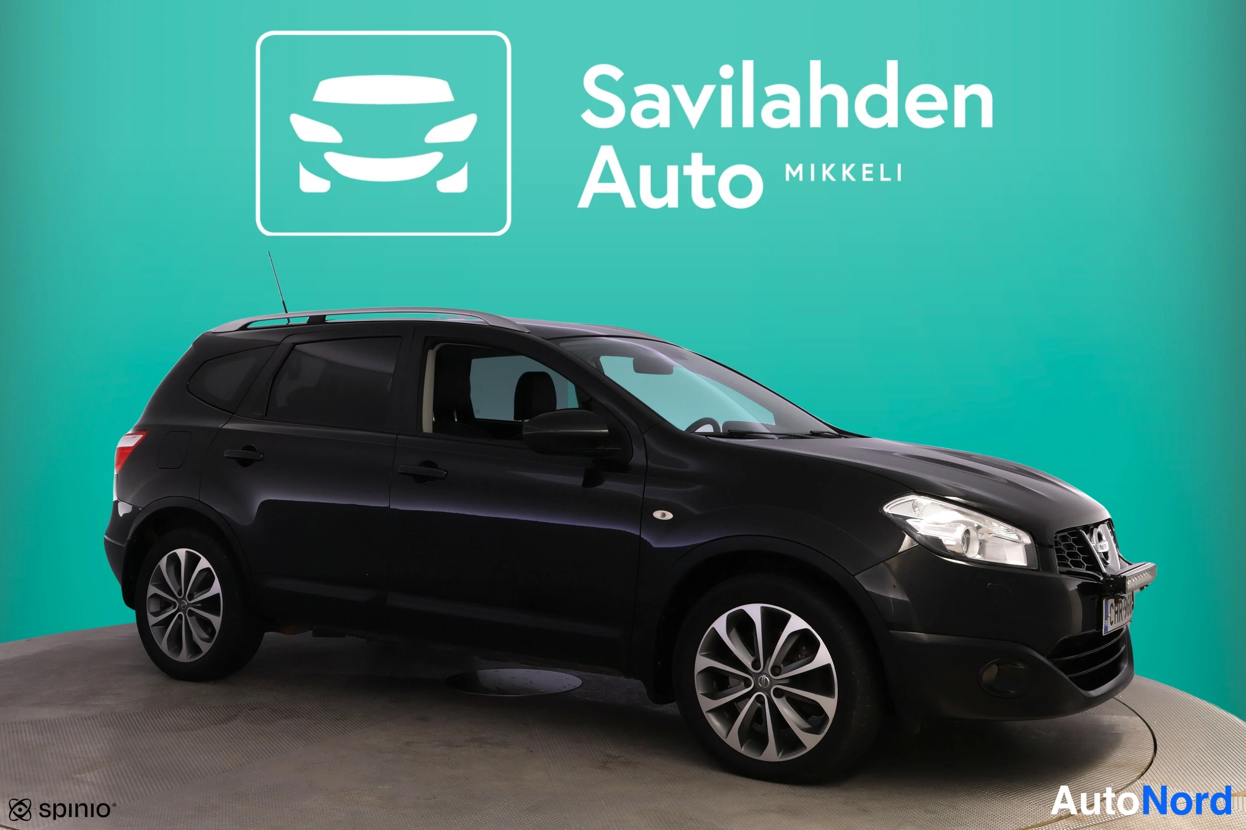 Musta Nissan Qashqai+2 2010, etuviisto, keula oikealle, kuva 4
