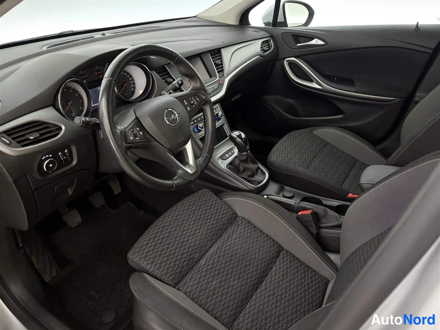 Hopea Opel Astra 2020, ohjaamo, kuva 16
