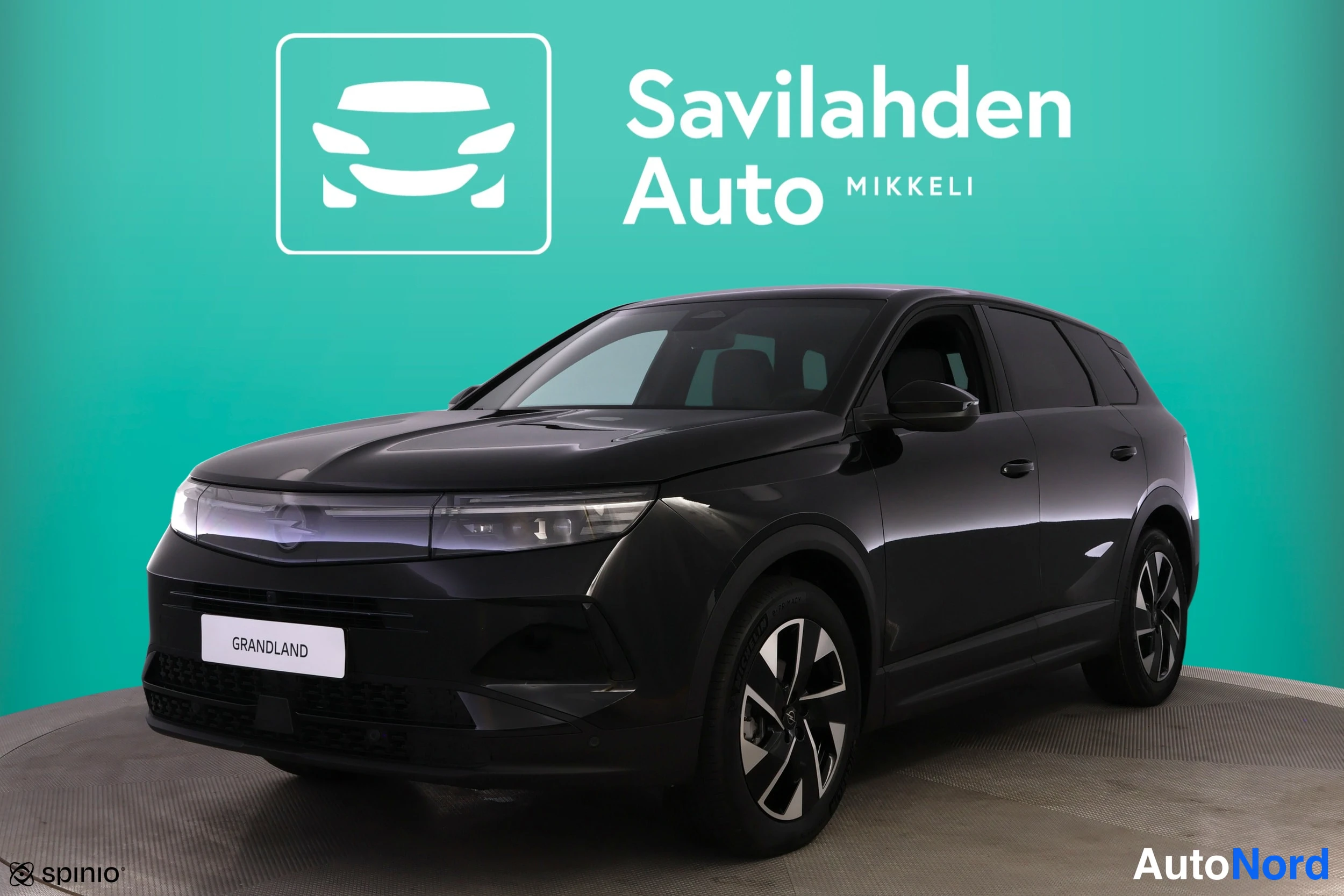 Musta Opel Grandland 2026, etuviisto, keula vasemmalle, kuva 2