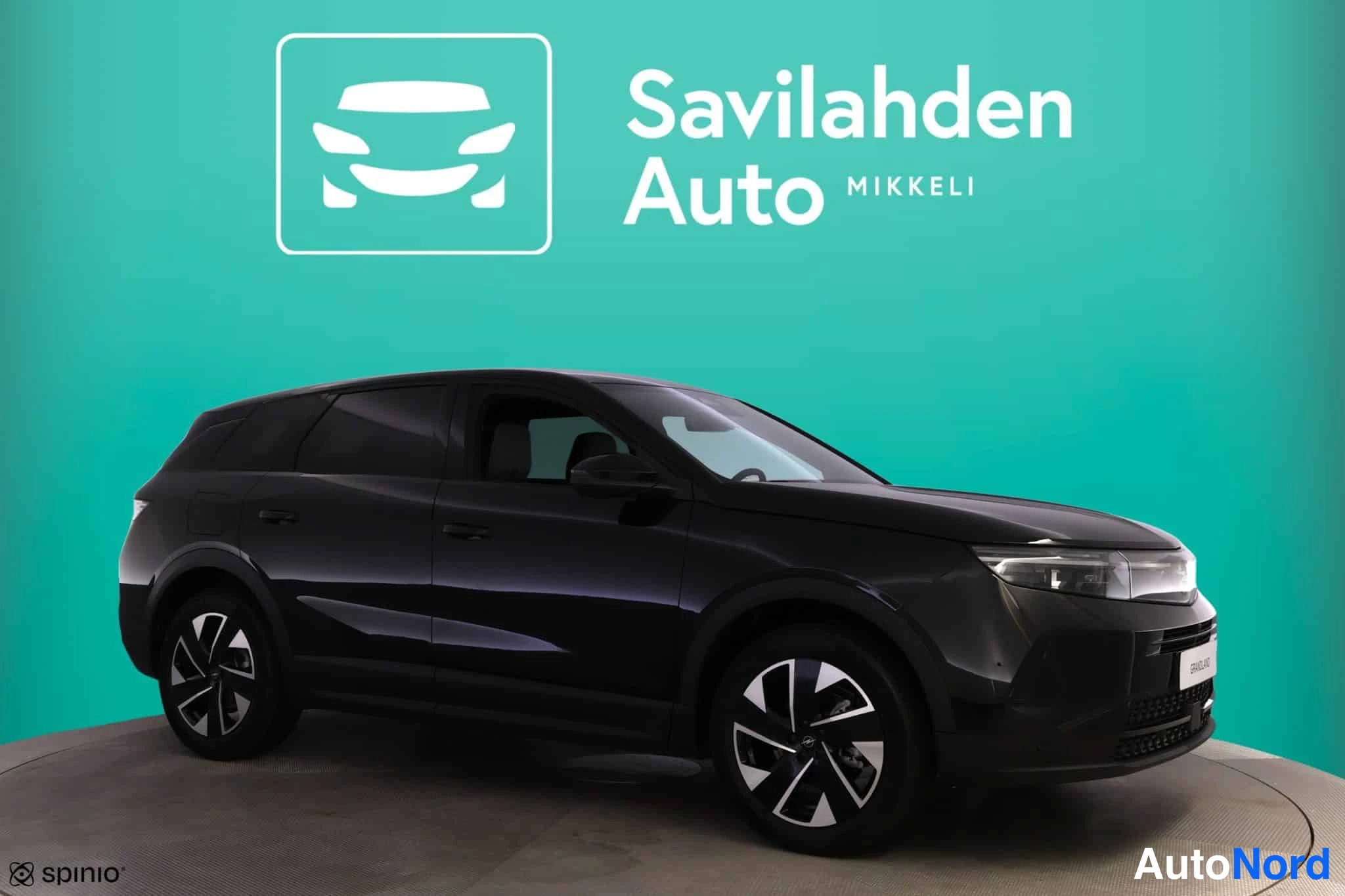 Musta Opel Grandland 2026, etuviisto, keula oikealle, kuva 3