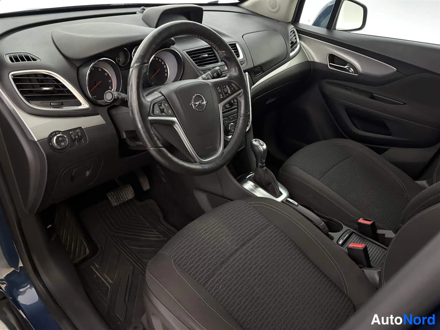 Sininen Opel Mokka 2016, ohjaamo, kuva 16