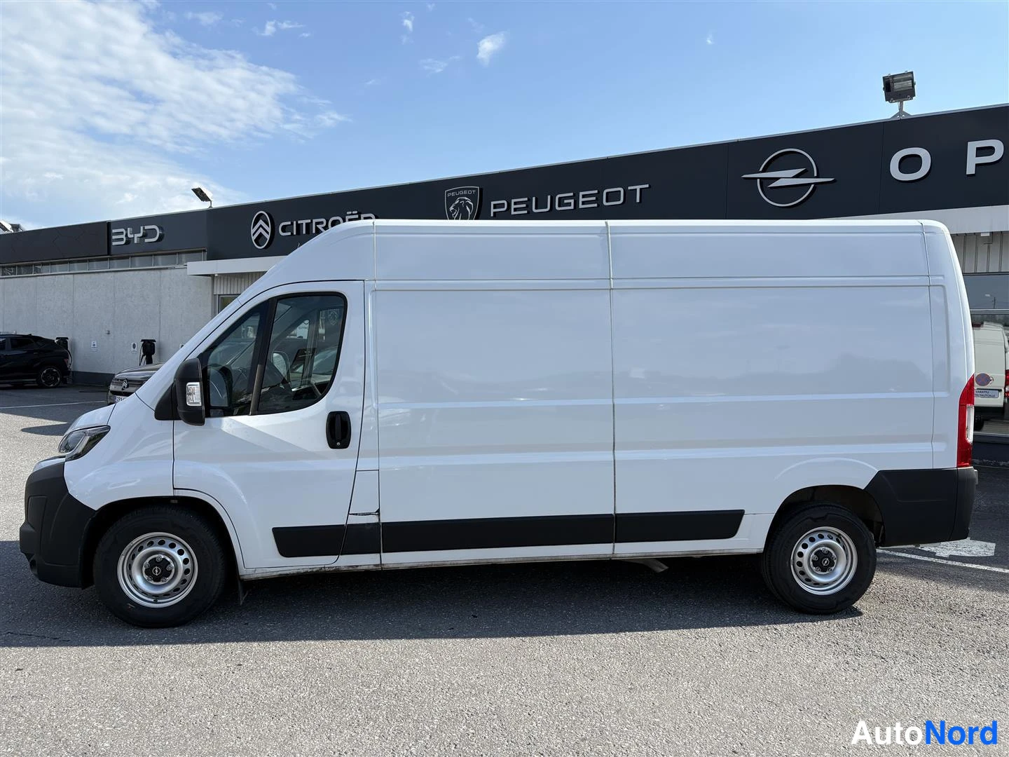 Valkoinen Opel Movano 2025, sivulta, kuva 3
