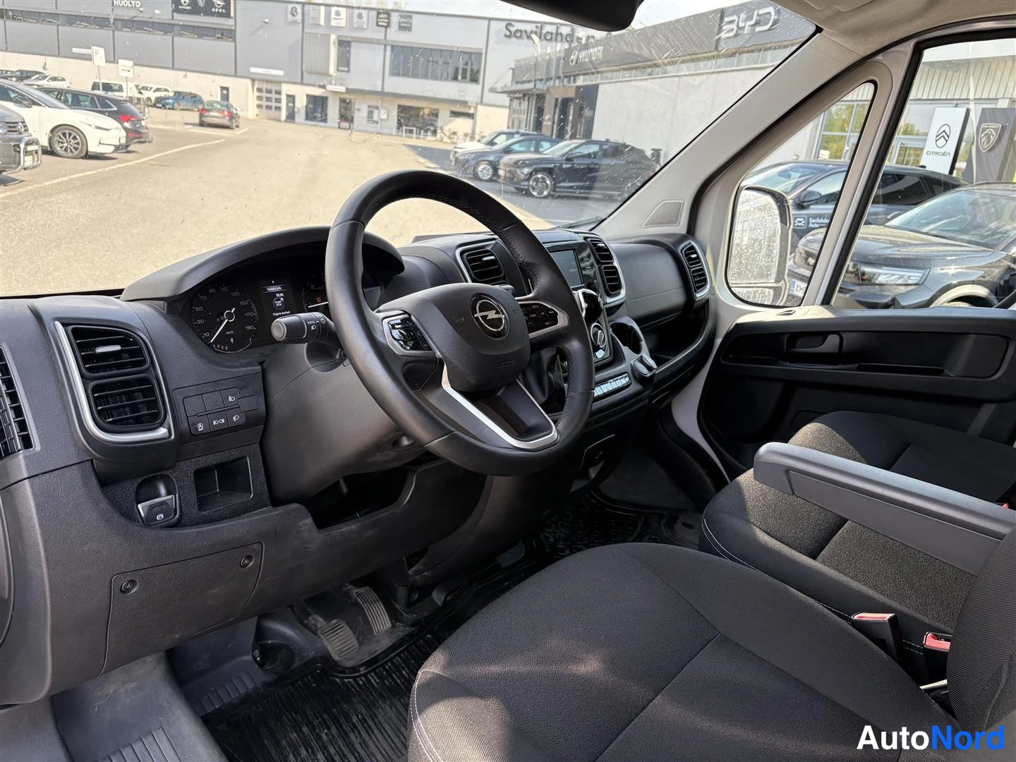 Valkoinen Opel Movano 2025, ohjaamo, kuva 9