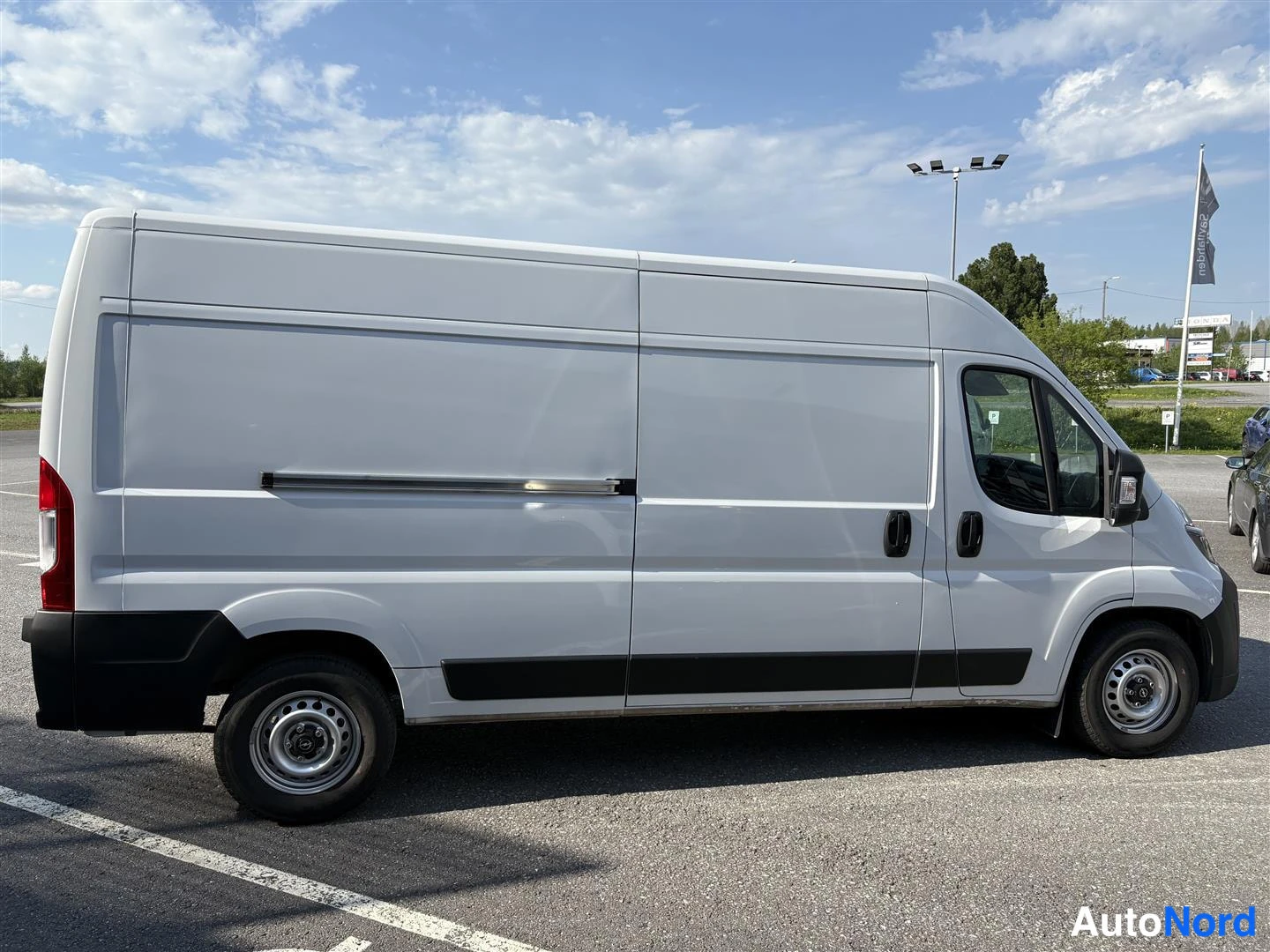 Valkoinen Opel Movano 2025, sivulta, kuva 4