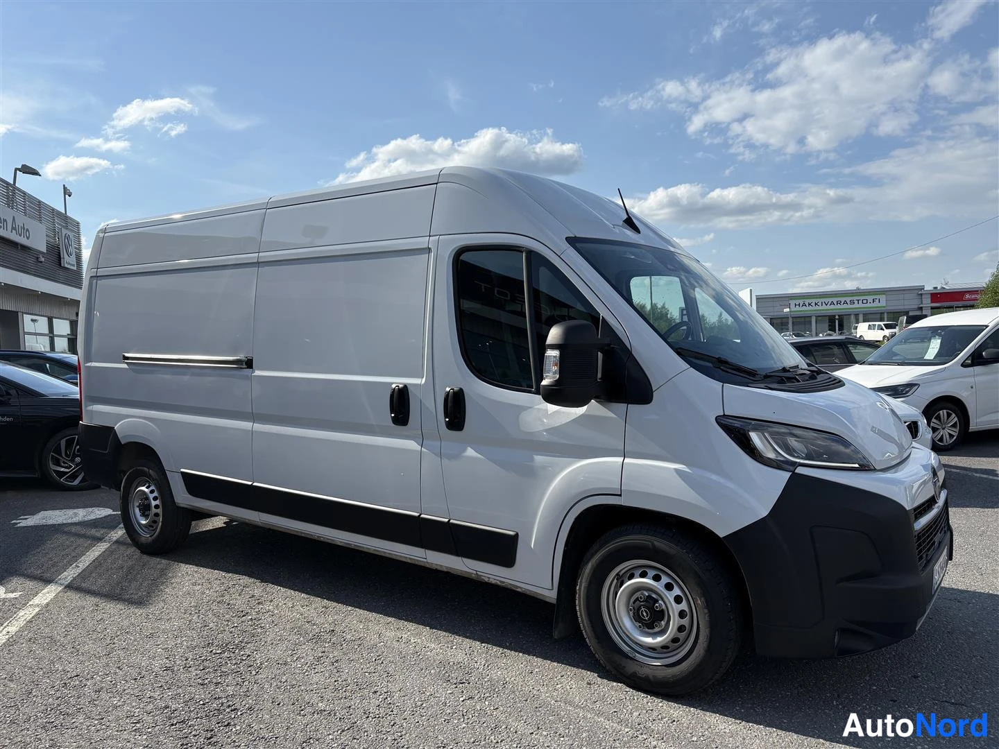 Valkoinen Opel Movano 2025, etuviisto, keula oikealle, kuva 2