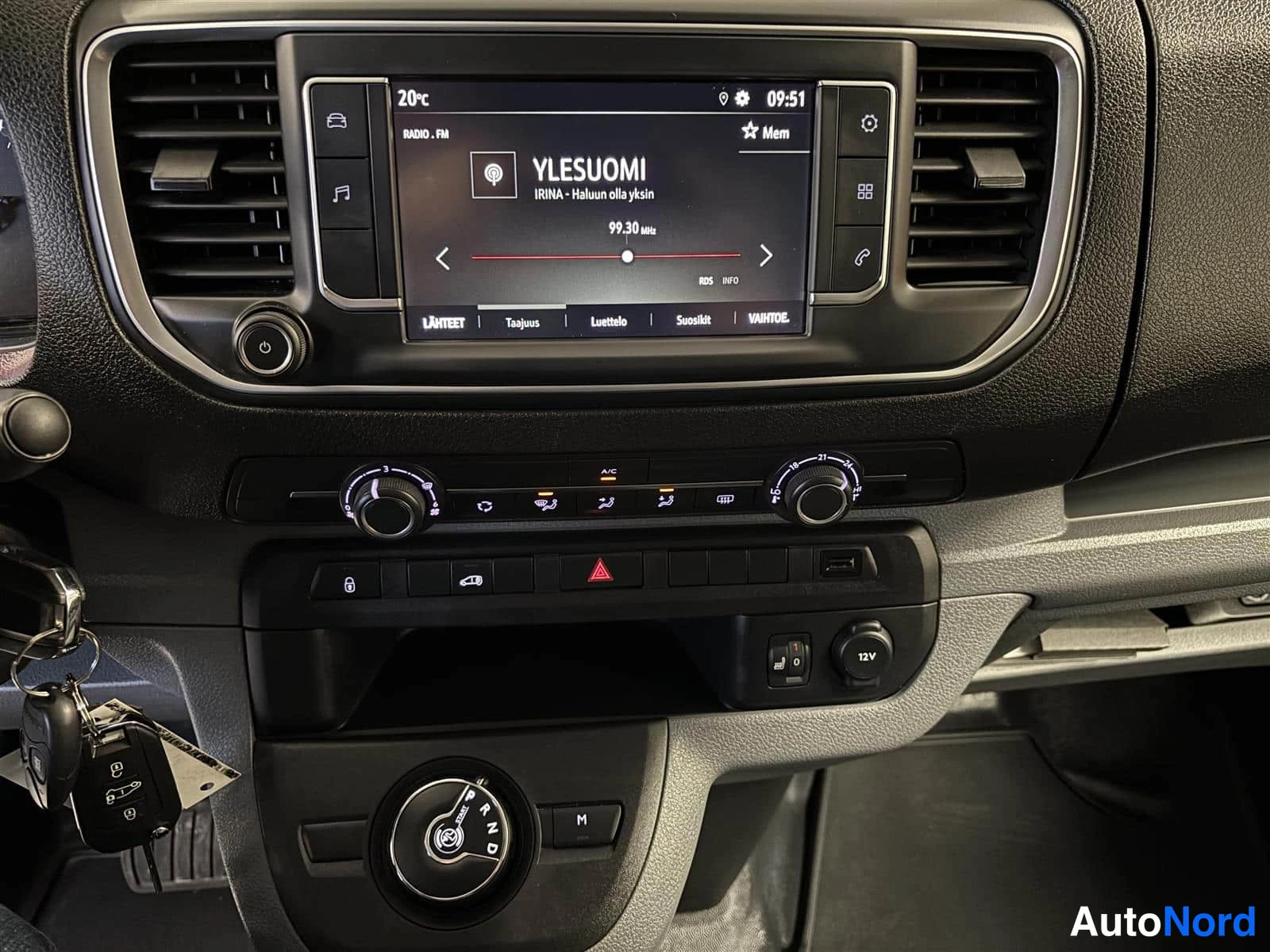 Valkoinen Opel Vivaro 2023, yksityiskohta, kuva 14