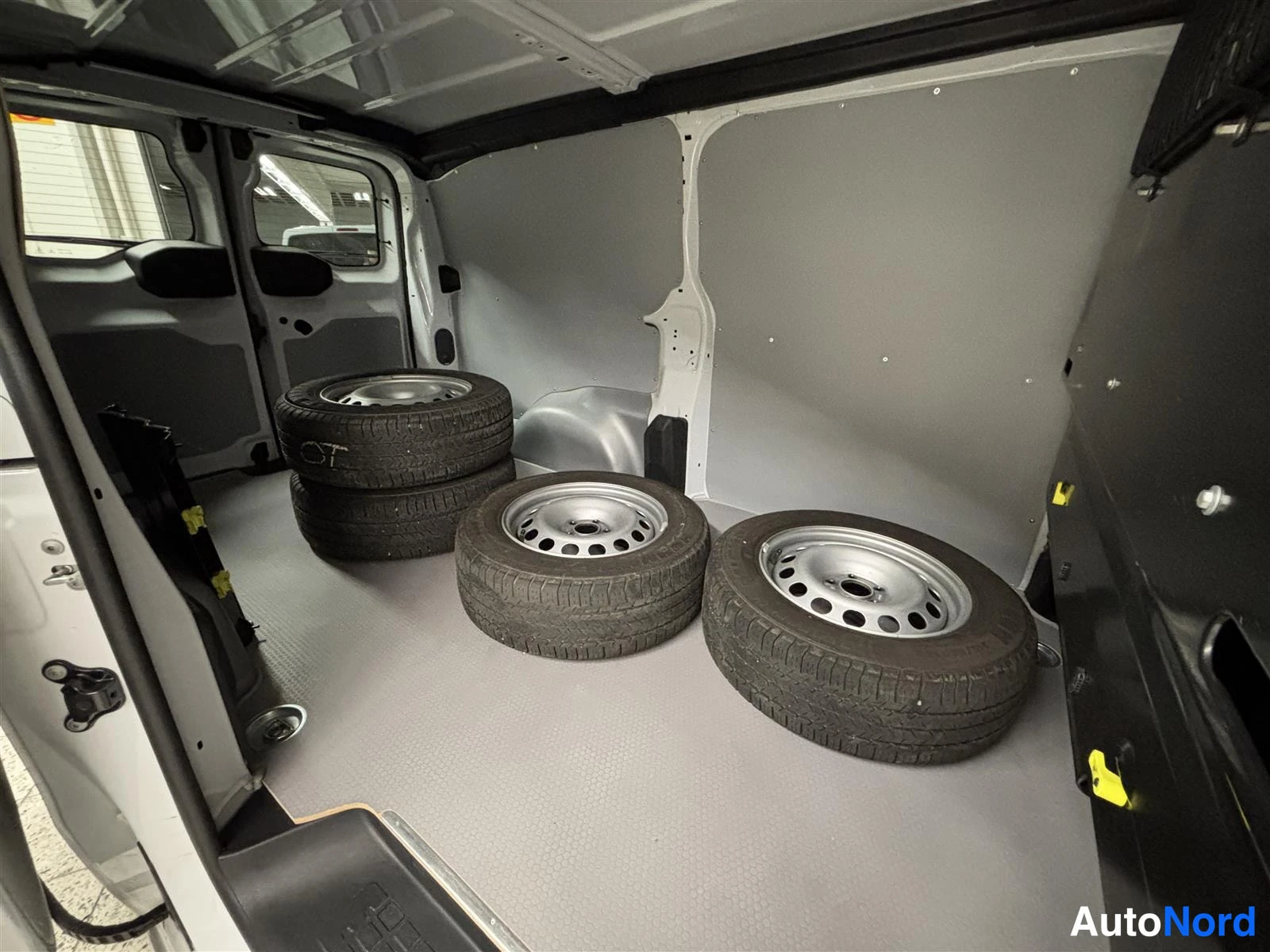 Valkoinen Opel Vivaro 2023, tavaratila, kuva 13