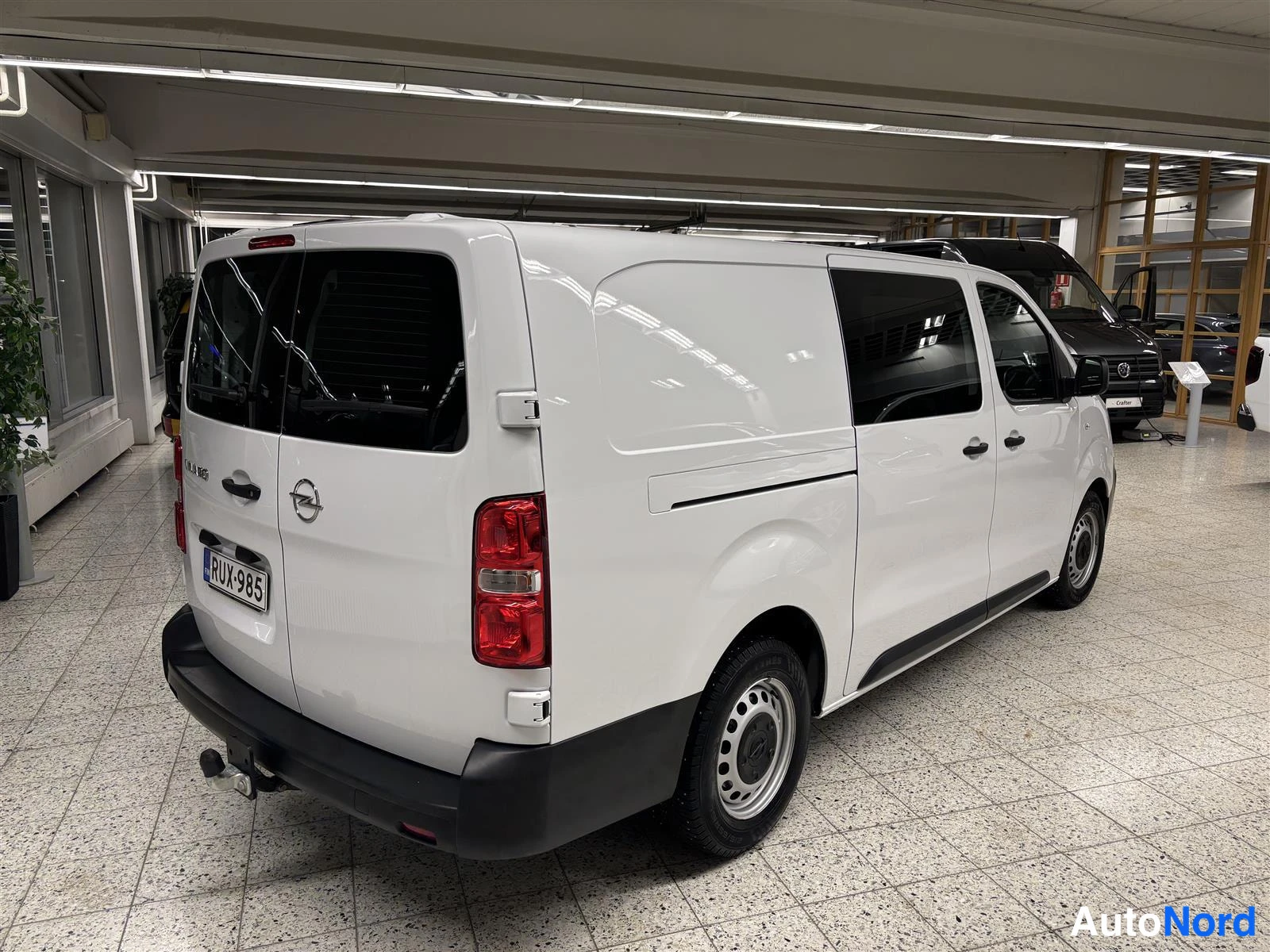 Valkoinen Opel Vivaro 2023, takaviisto, kuva 5