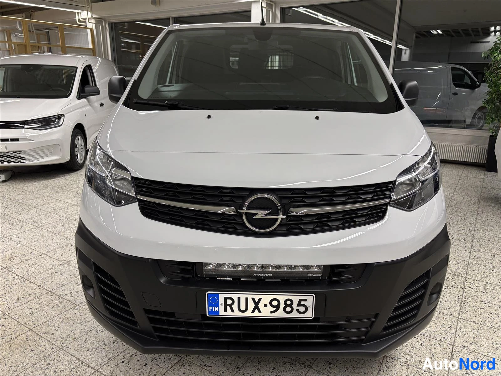Valkoinen Opel Vivaro 2023, edestä, kuva 3