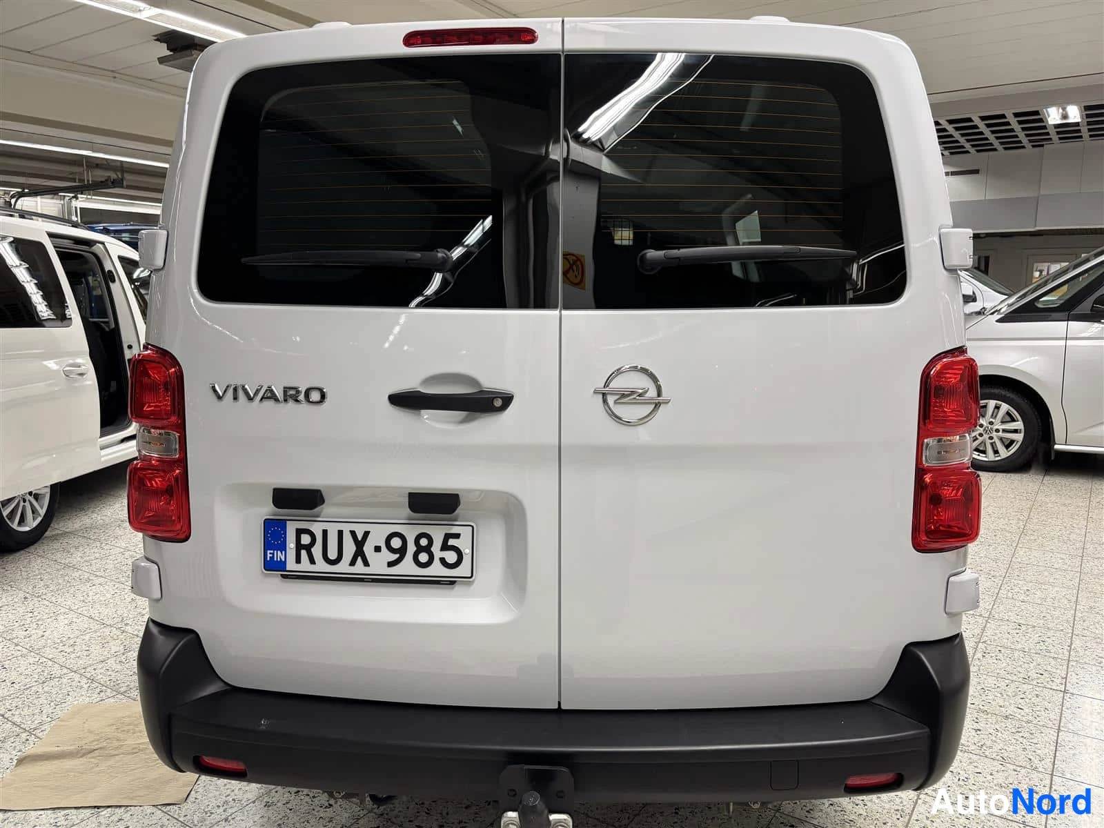 Valkoinen Opel Vivaro 2023, takaa, kuva 6