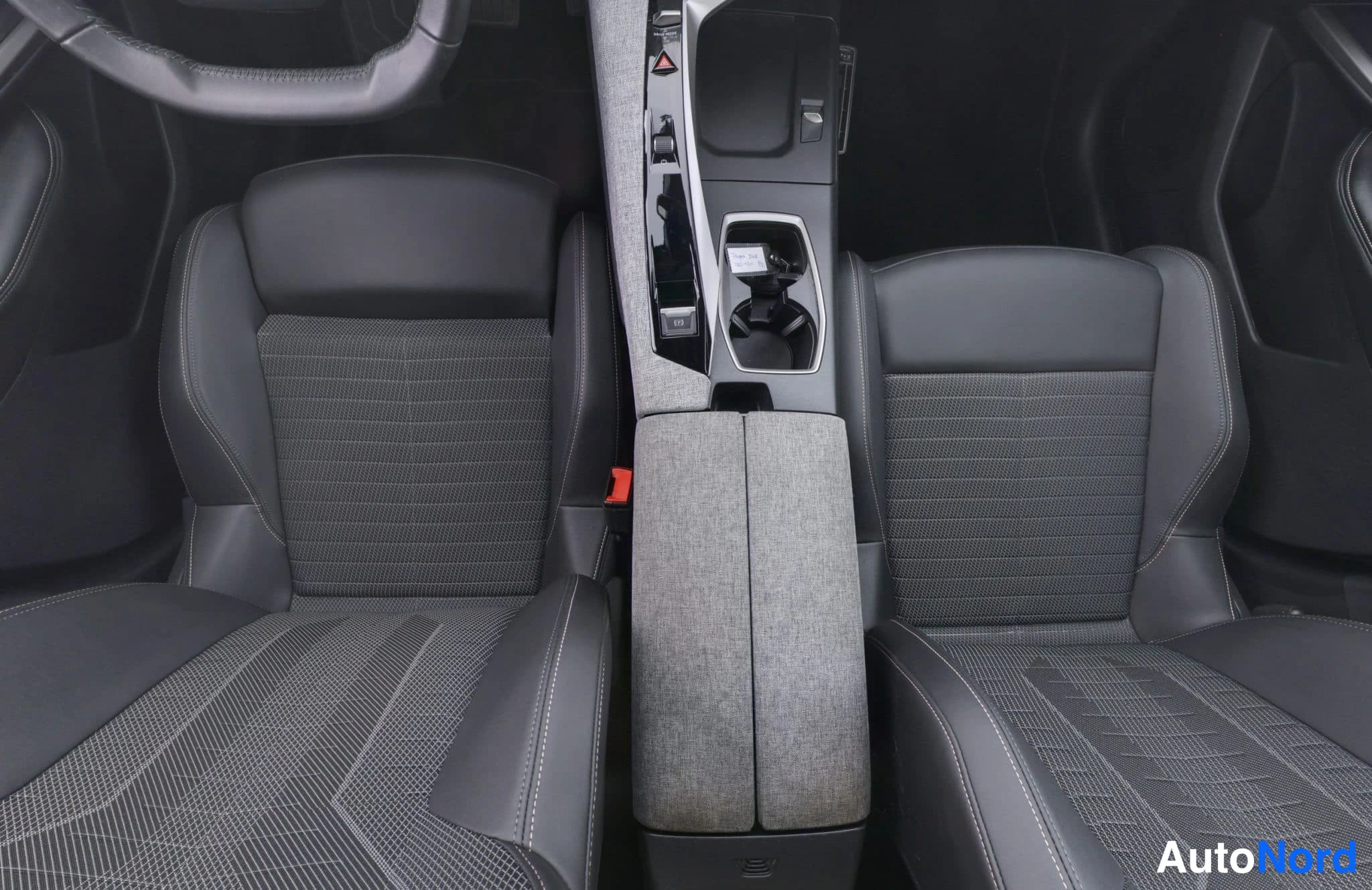 Sininen Peugeot 3008 2024, etuistuimet, kuva 24