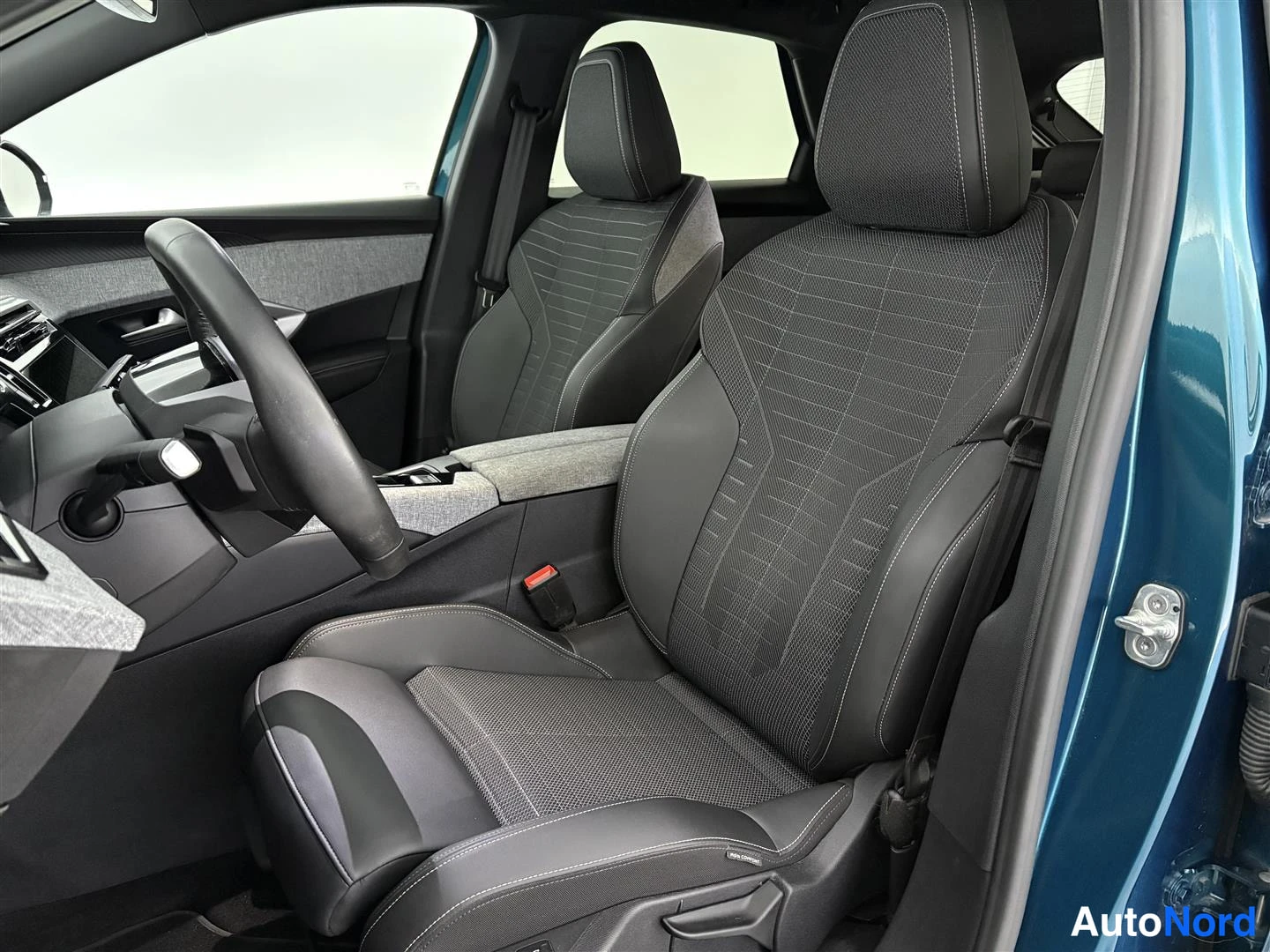 Sininen Peugeot 3008 2024, etuistuimet, kuva 26