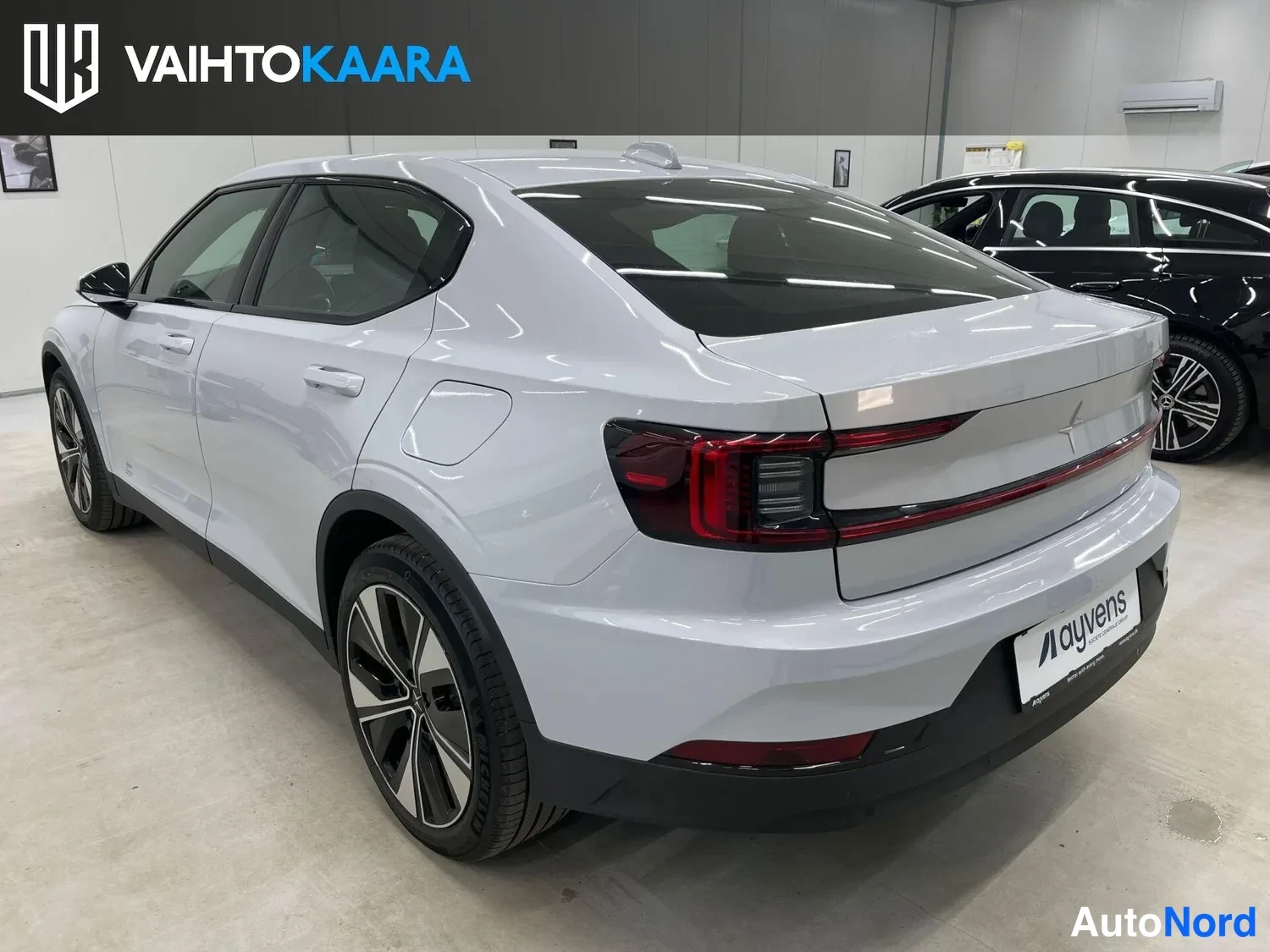 Vit Polestar 2 2022, snett bakifrån, bild 2