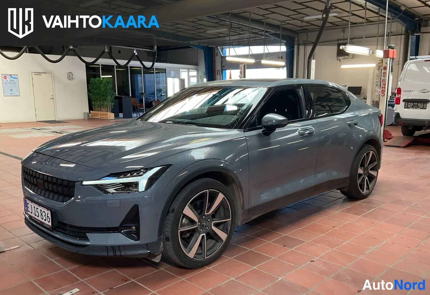 Grå Polestar 2 2022, snett framifrån, fronten åt vänster, bild 2