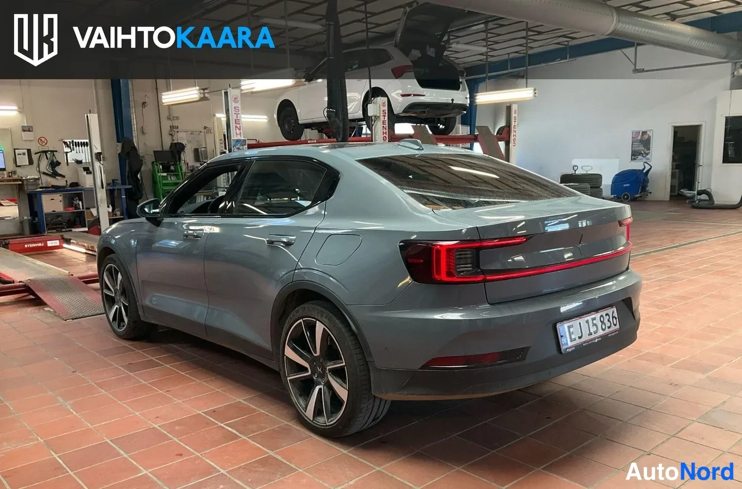 Grå Polestar 2 2022, snett bakifrån, bild 3