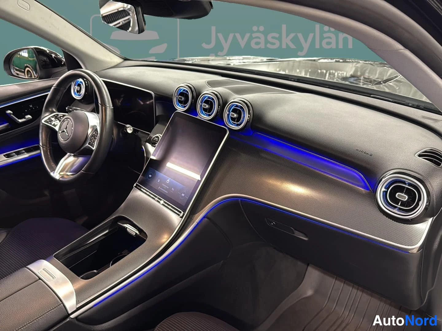 Musta Mercedes-Benz GLC 2023, ohjaamo, kuva 13