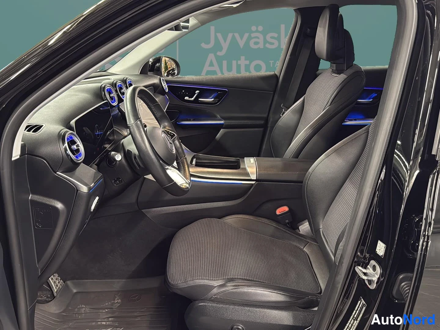Musta Mercedes-Benz GLC 2023, ohjaamo, kuva 14