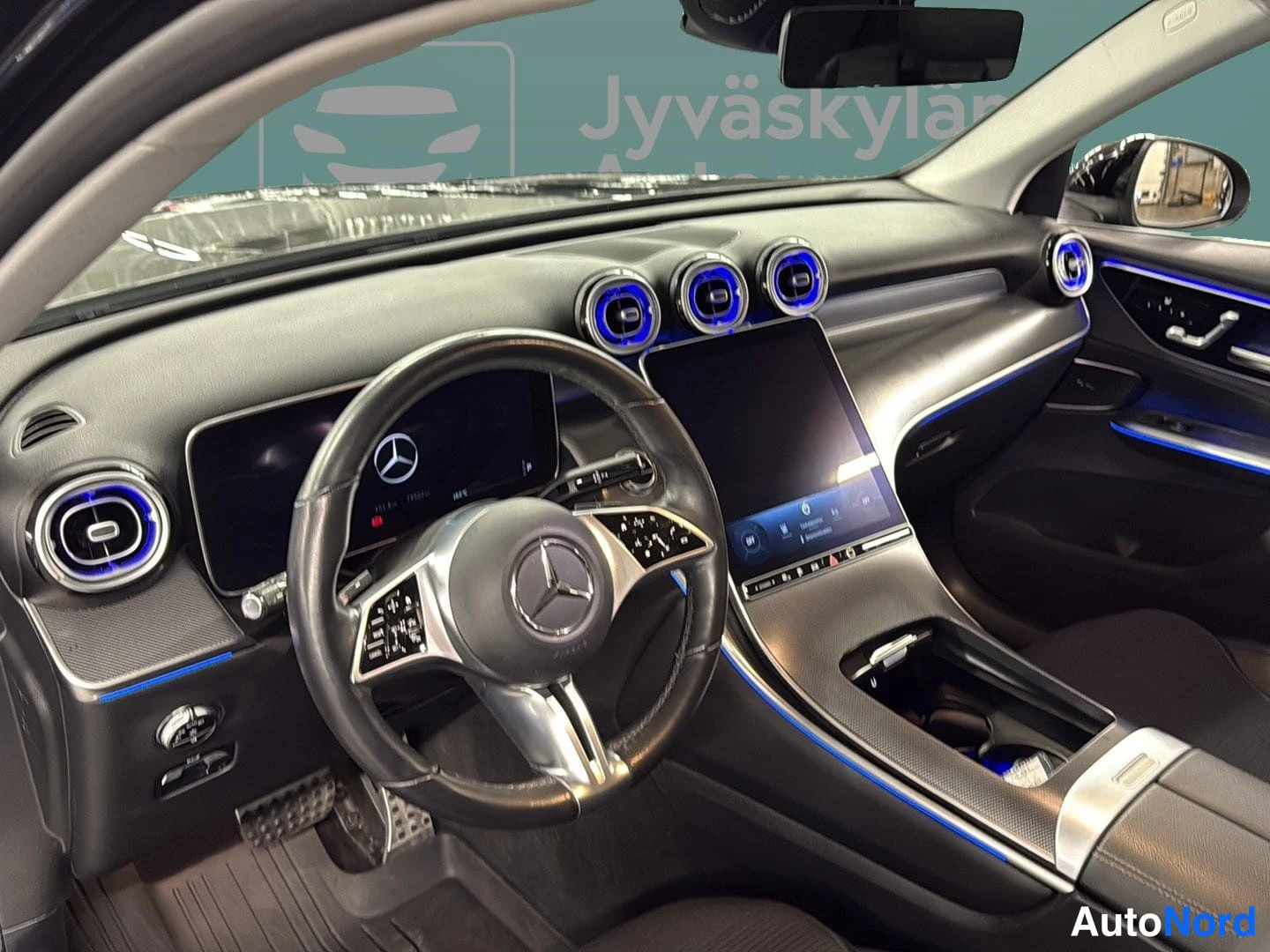 Musta Mercedes-Benz GLC 2023, ohjaamo, kuva 7