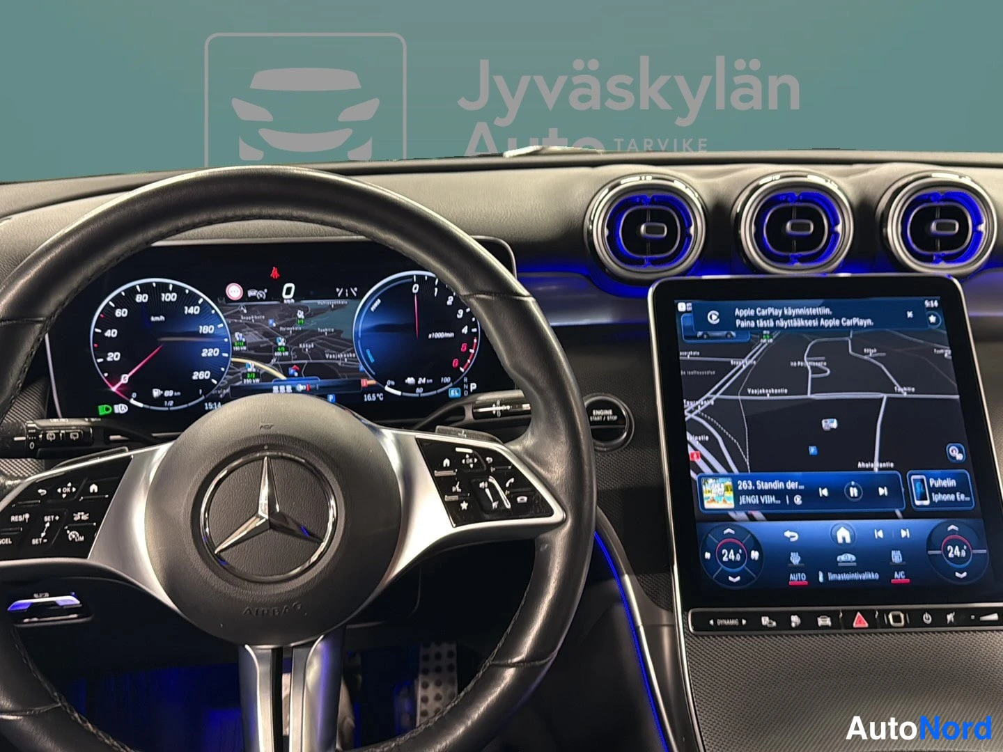 Musta Mercedes-Benz GLC 2023, ohjaamo, kuva 15