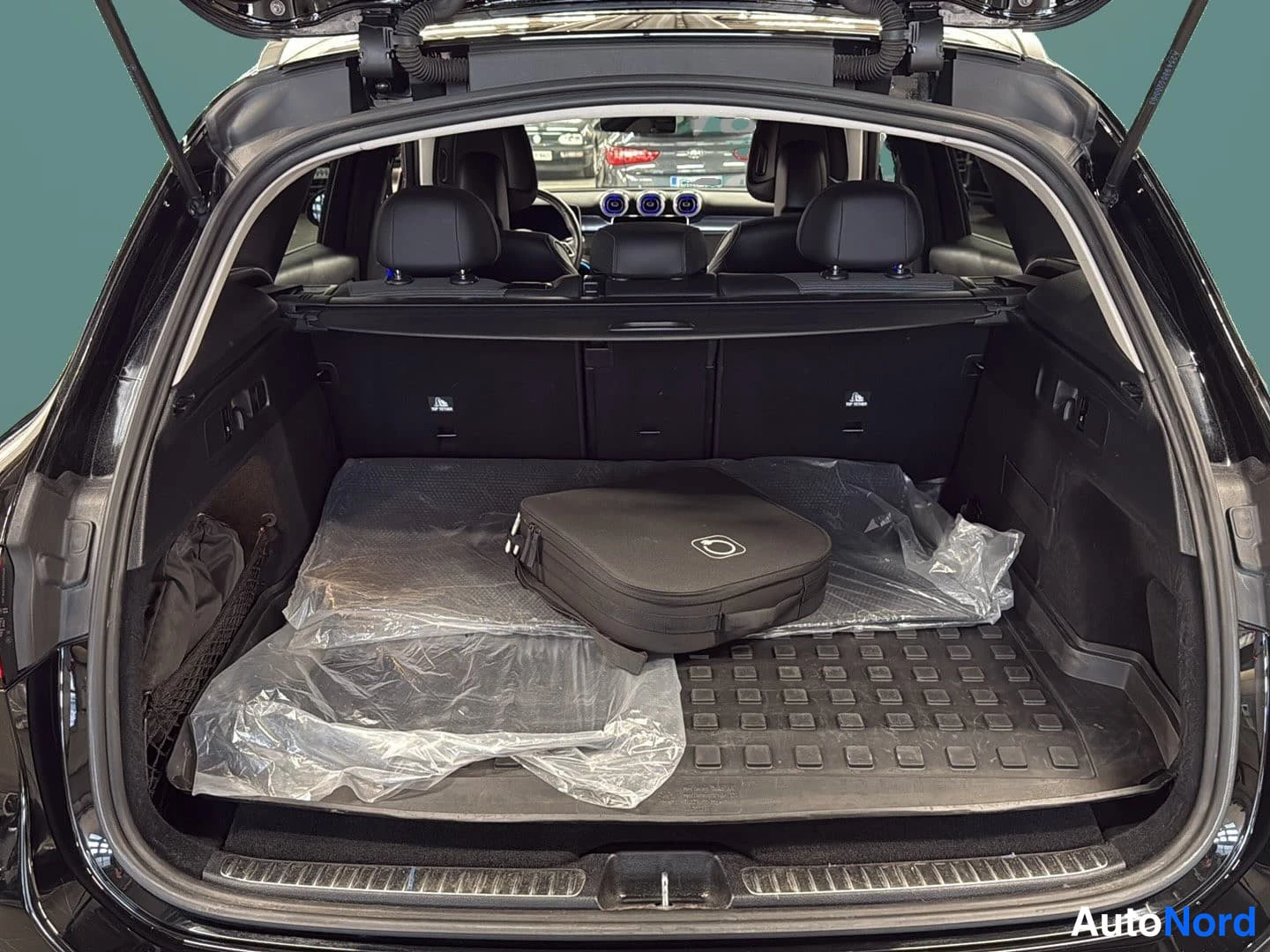 Musta Mercedes-Benz GLC 2023, tavaratila, kuva 18