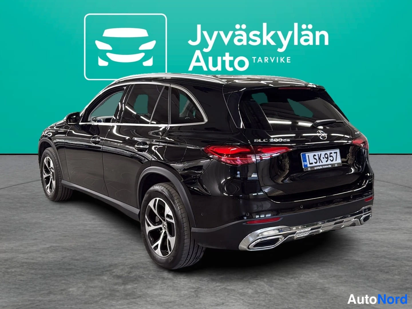 Musta Mercedes-Benz GLC 2023, takaviisto, kuva 4