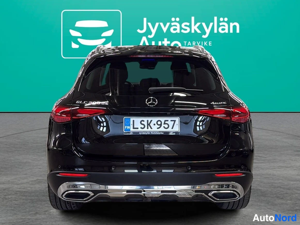 Musta Mercedes-Benz GLC 2023, takaa, kuva 6