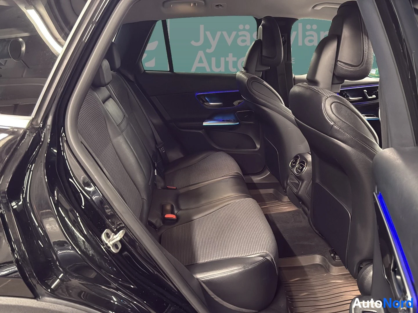 Musta Mercedes-Benz GLC 2023, takaistuimet, kuva 16