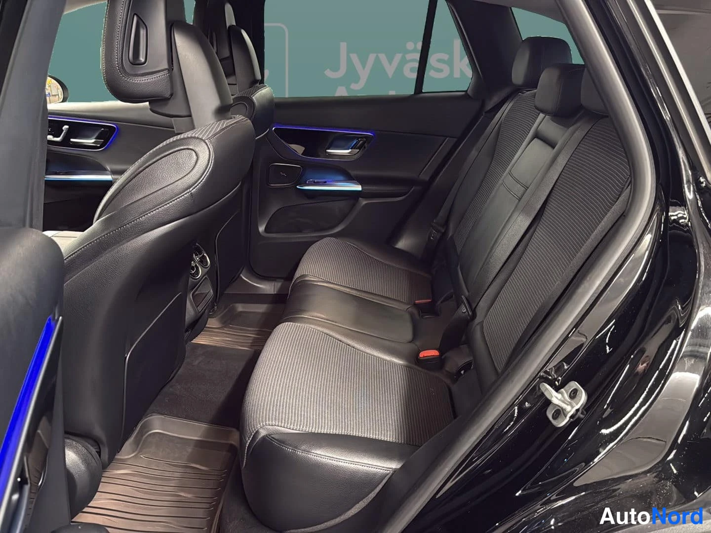 Musta Mercedes-Benz GLC 2023, takaistuimet, kuva 17