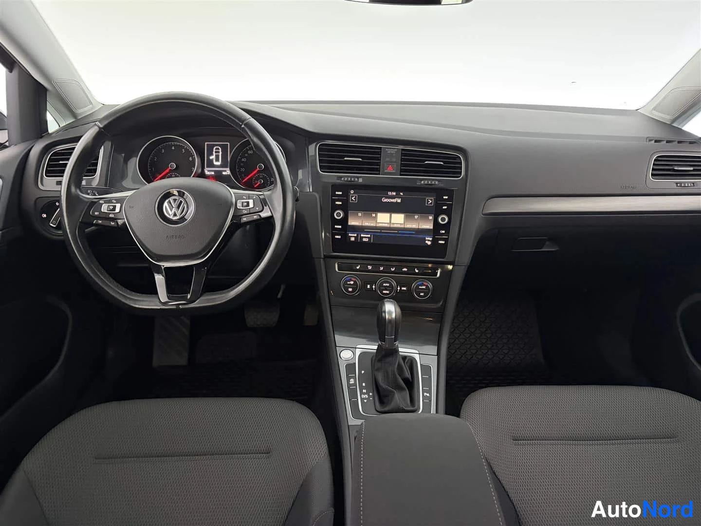 Sininen Volkswagen Golf 2017, ohjaamo, kuva 13