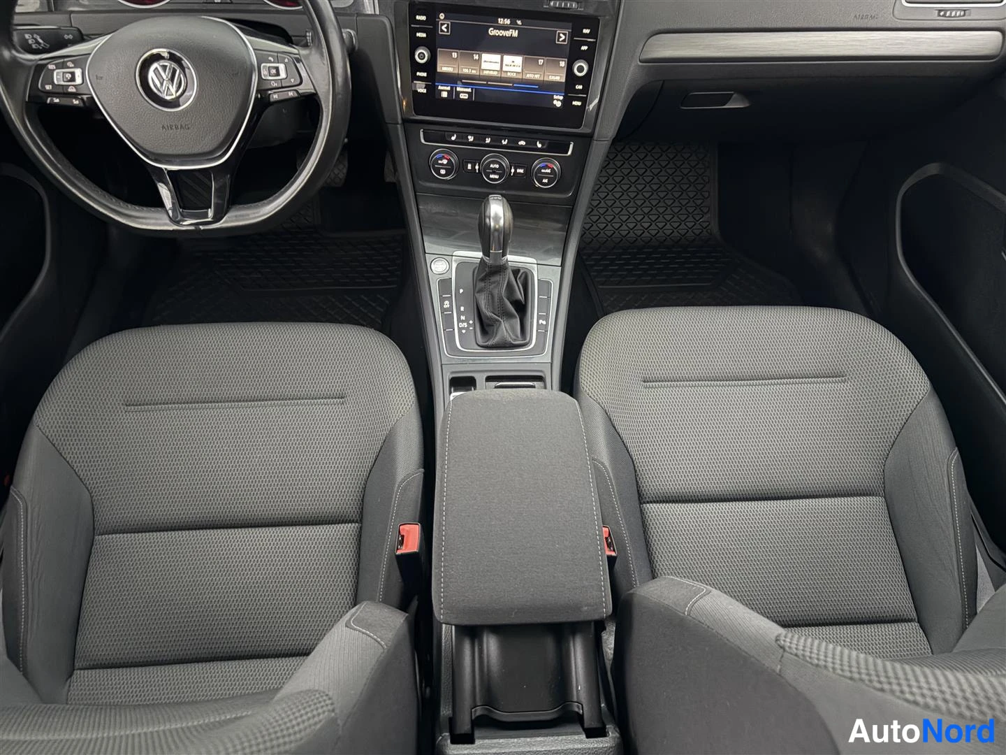 Sininen Volkswagen Golf 2017, etuistuimet, kuva 18
