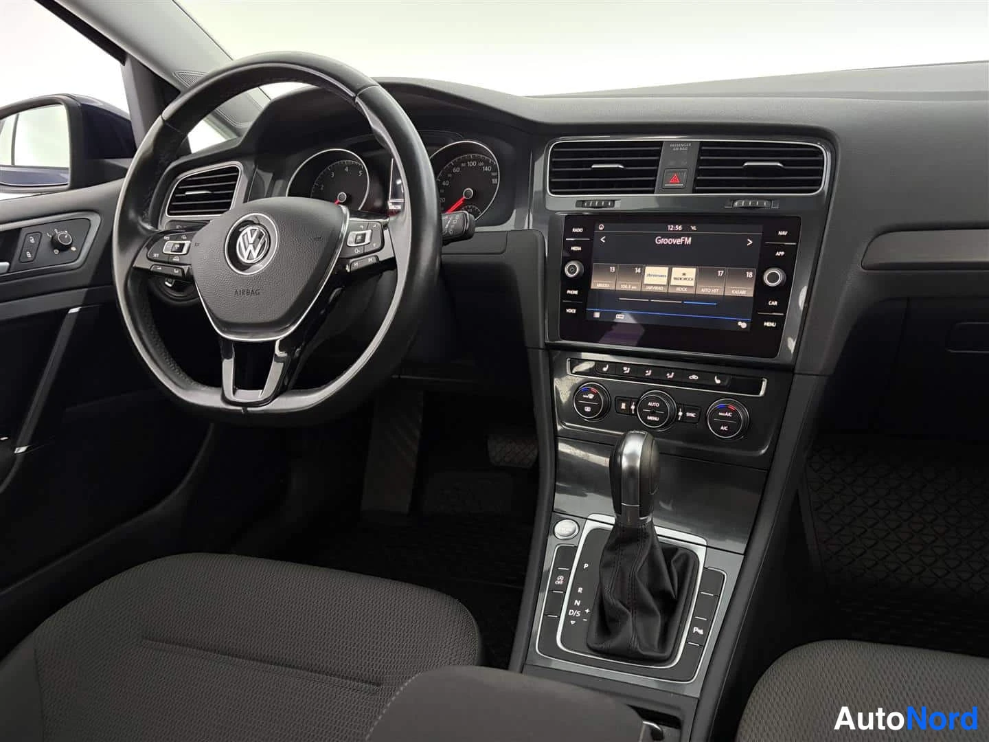 Sininen Volkswagen Golf 2017, ohjaamo, kuva 14