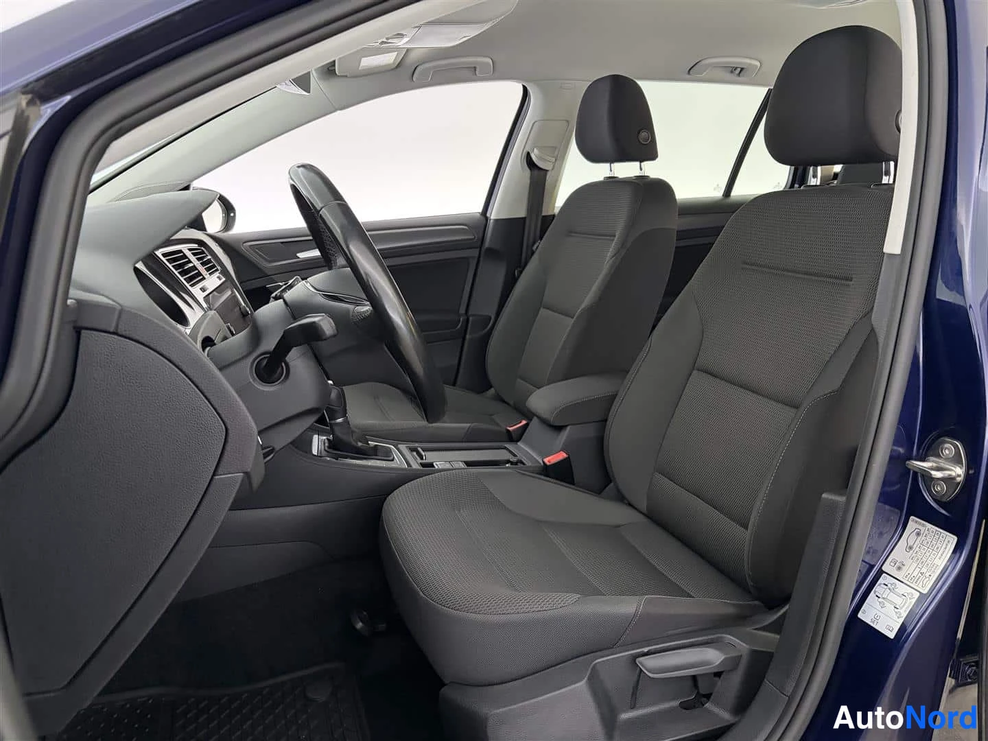 Sininen Volkswagen Golf 2017, ohjaamo, kuva 15
