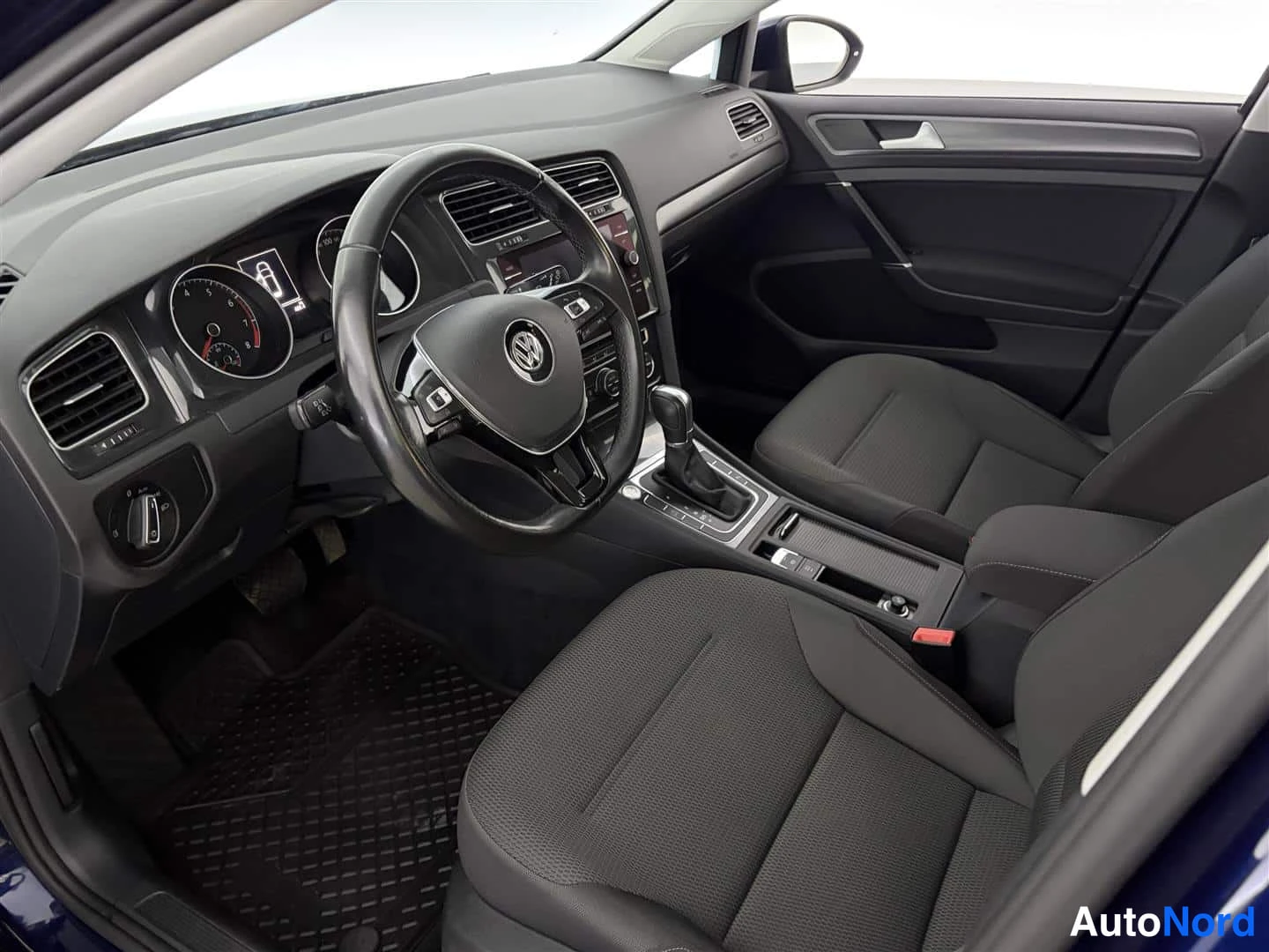 Sininen Volkswagen Golf 2017, ohjaamo, kuva 16