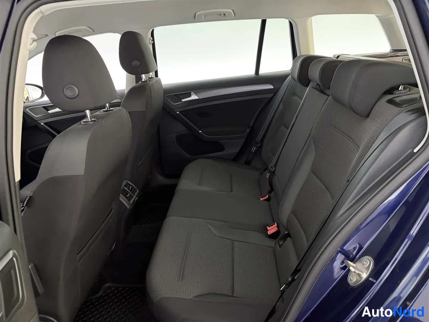 Sininen Volkswagen Golf 2017, takaistuimet, kuva 19