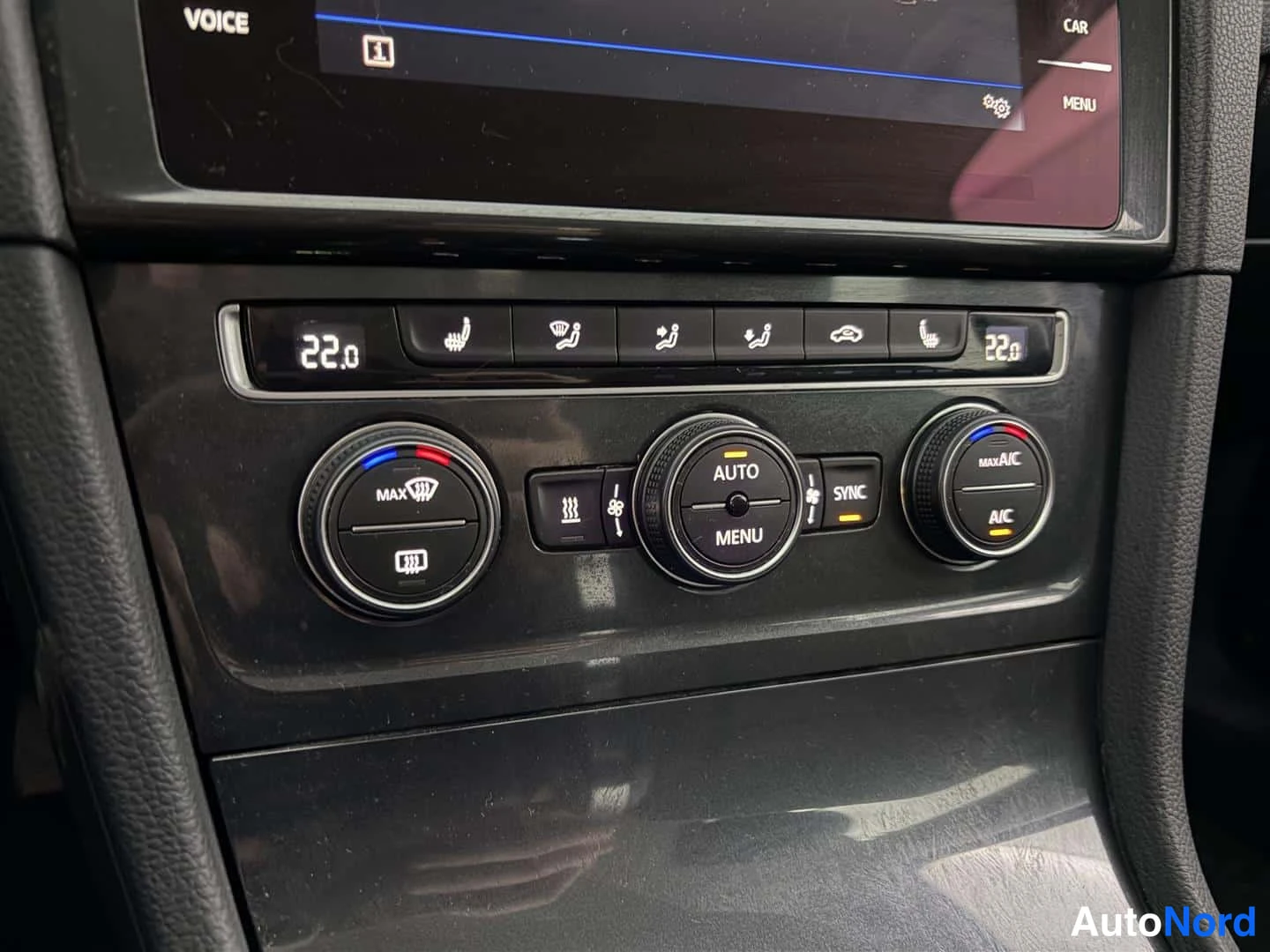 Sininen Volkswagen Golf 2017, yksityiskohta, kuva 25