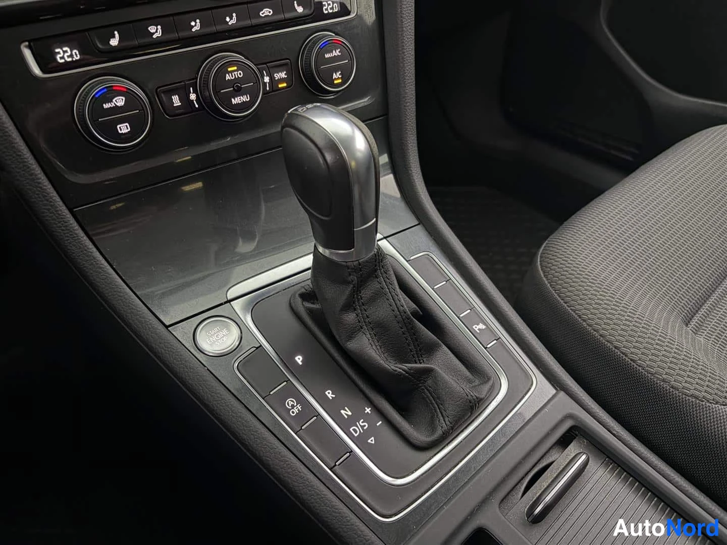 Sininen Volkswagen Golf 2017, yksityiskohta, kuva 26