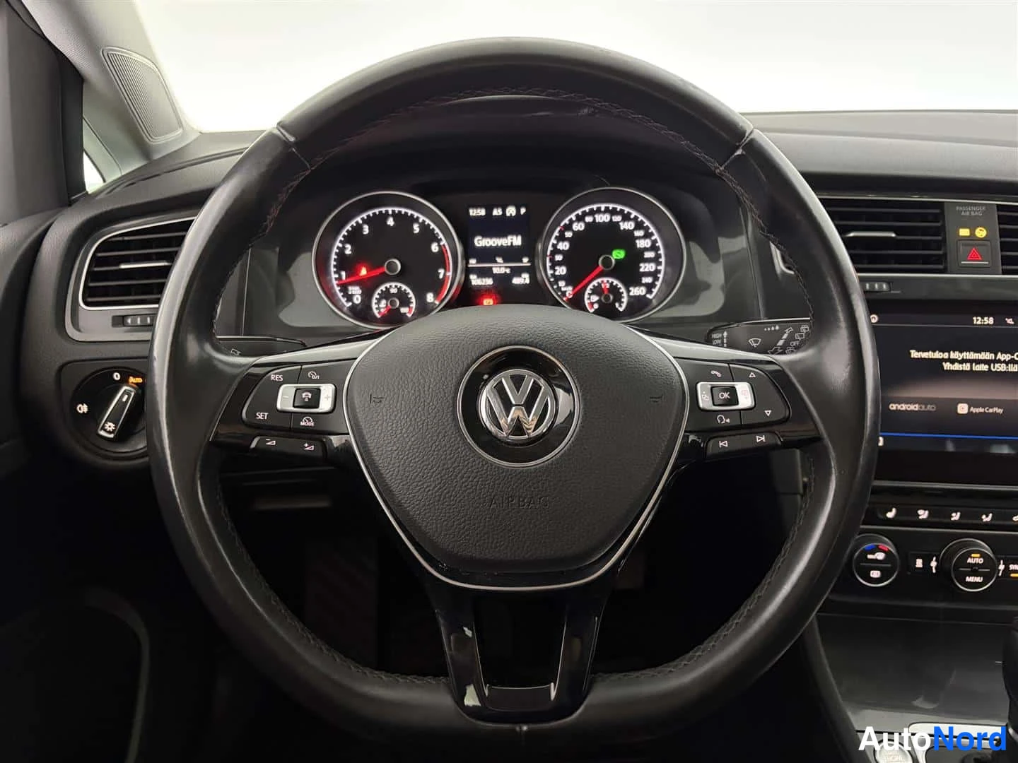 Sininen Volkswagen Golf 2017, yksityiskohta, kuva 27