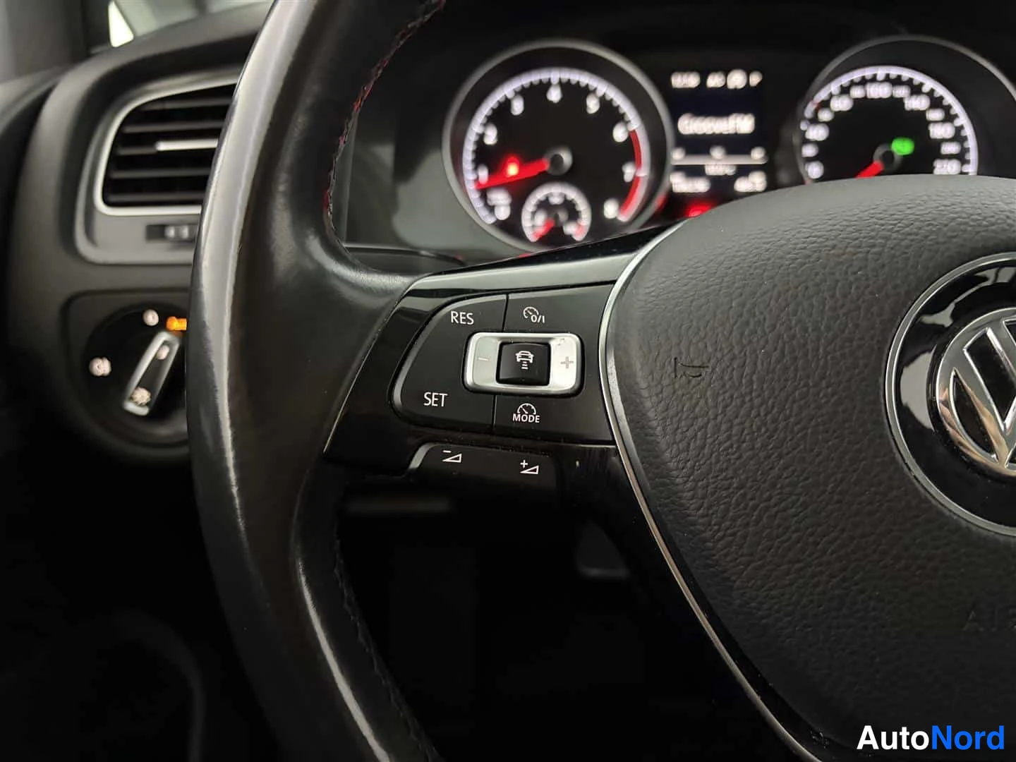 Sininen Volkswagen Golf 2017, yksityiskohta, kuva 28