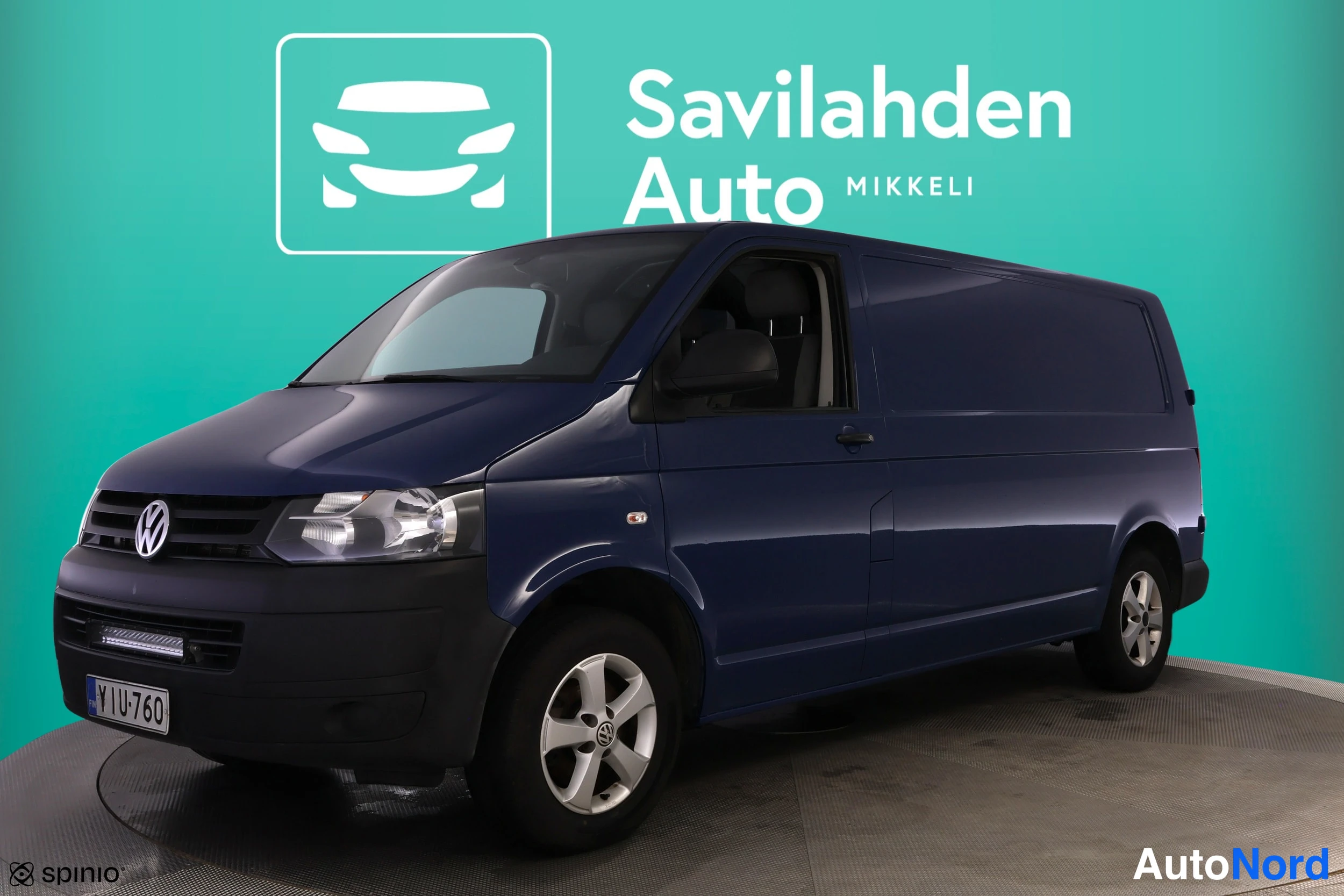 Sininen Volkswagen Transporter 2014, etuviisto, keula vasemmalle, kuva 2