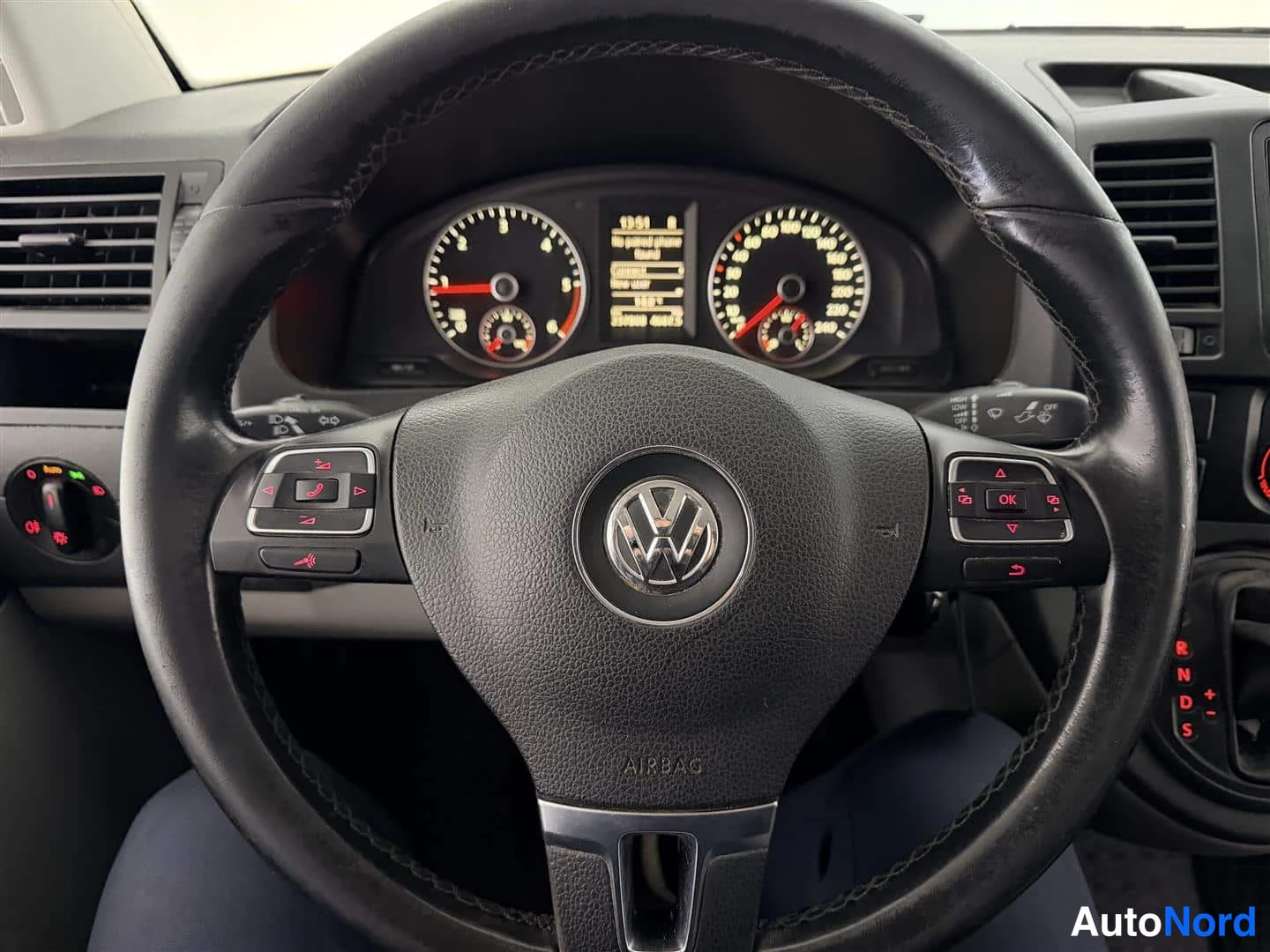 Sininen Volkswagen Transporter 2014, ohjaamo, kuva 13