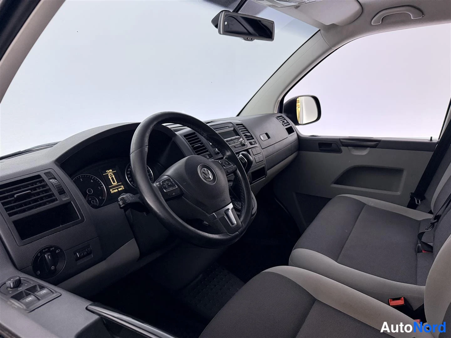 Sininen Volkswagen Transporter 2014, ohjaamo, kuva 14