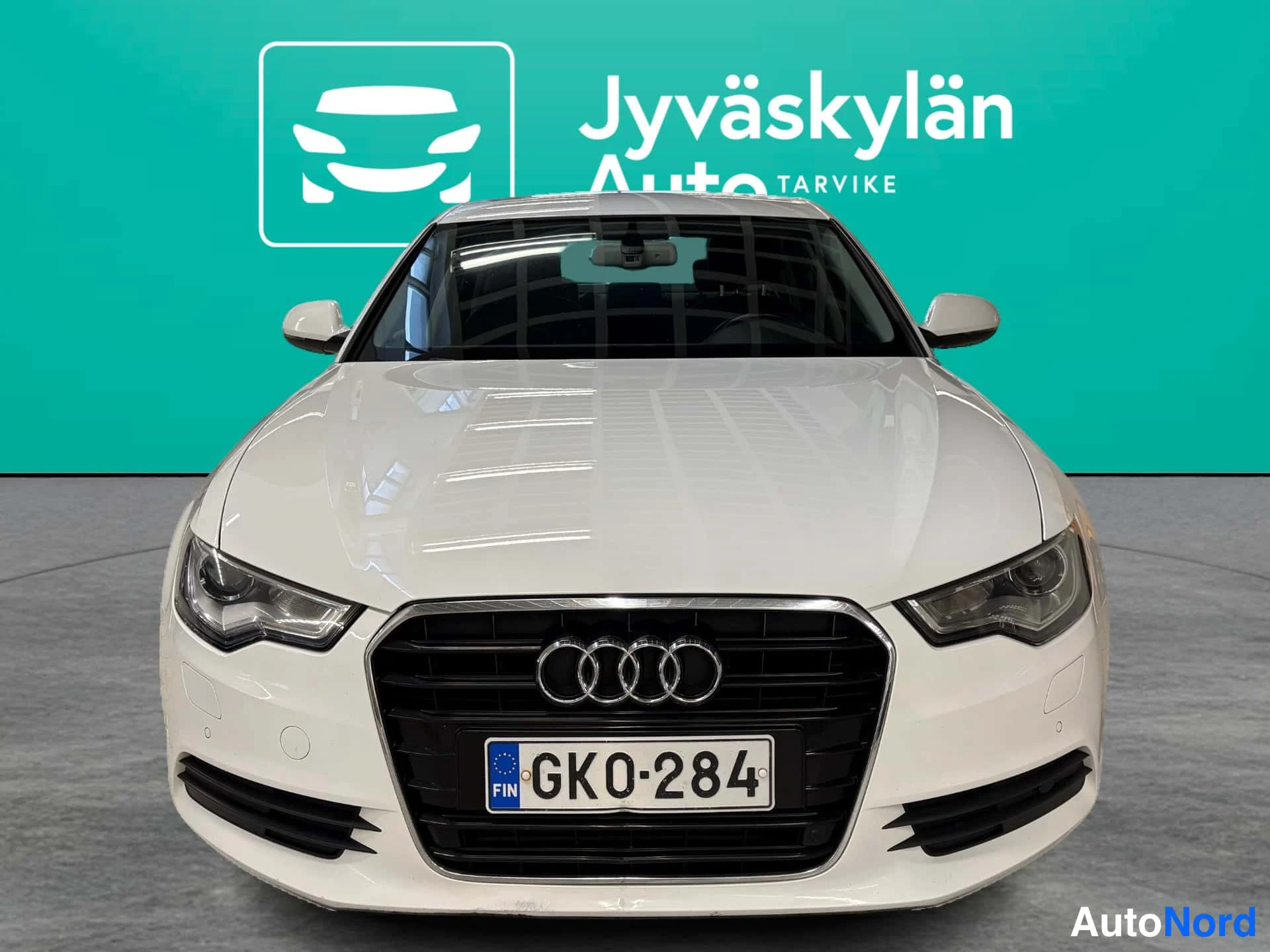 Valkoinen Audi A6 2012, edestä, kuva 3