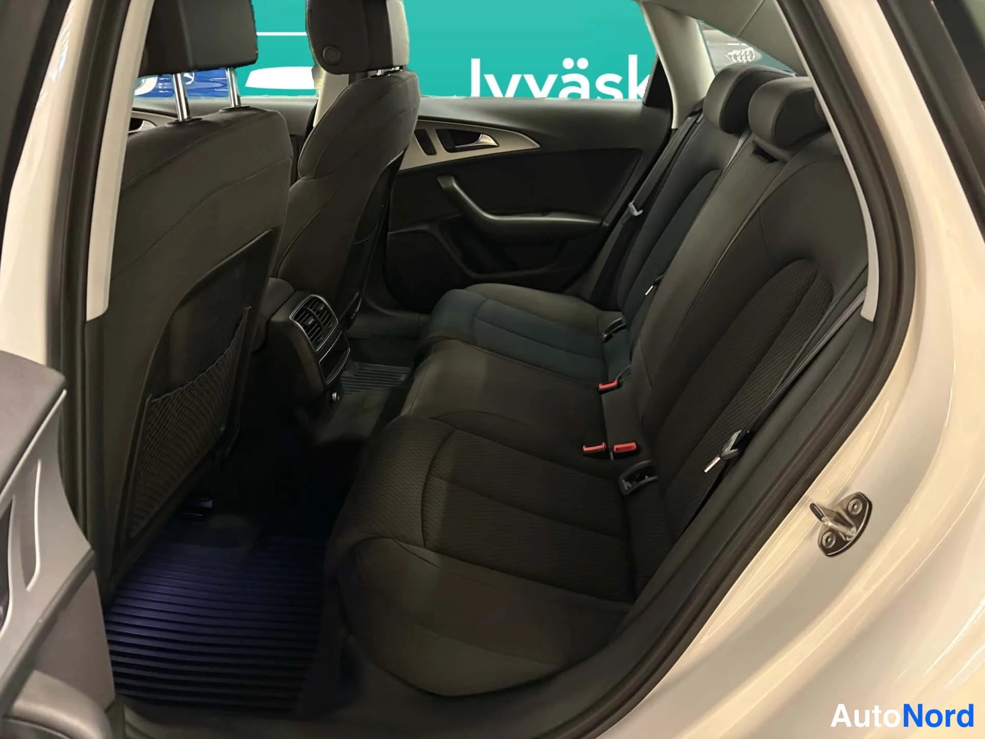 Valkoinen Audi A6 2012, takaistuimet, kuva 11