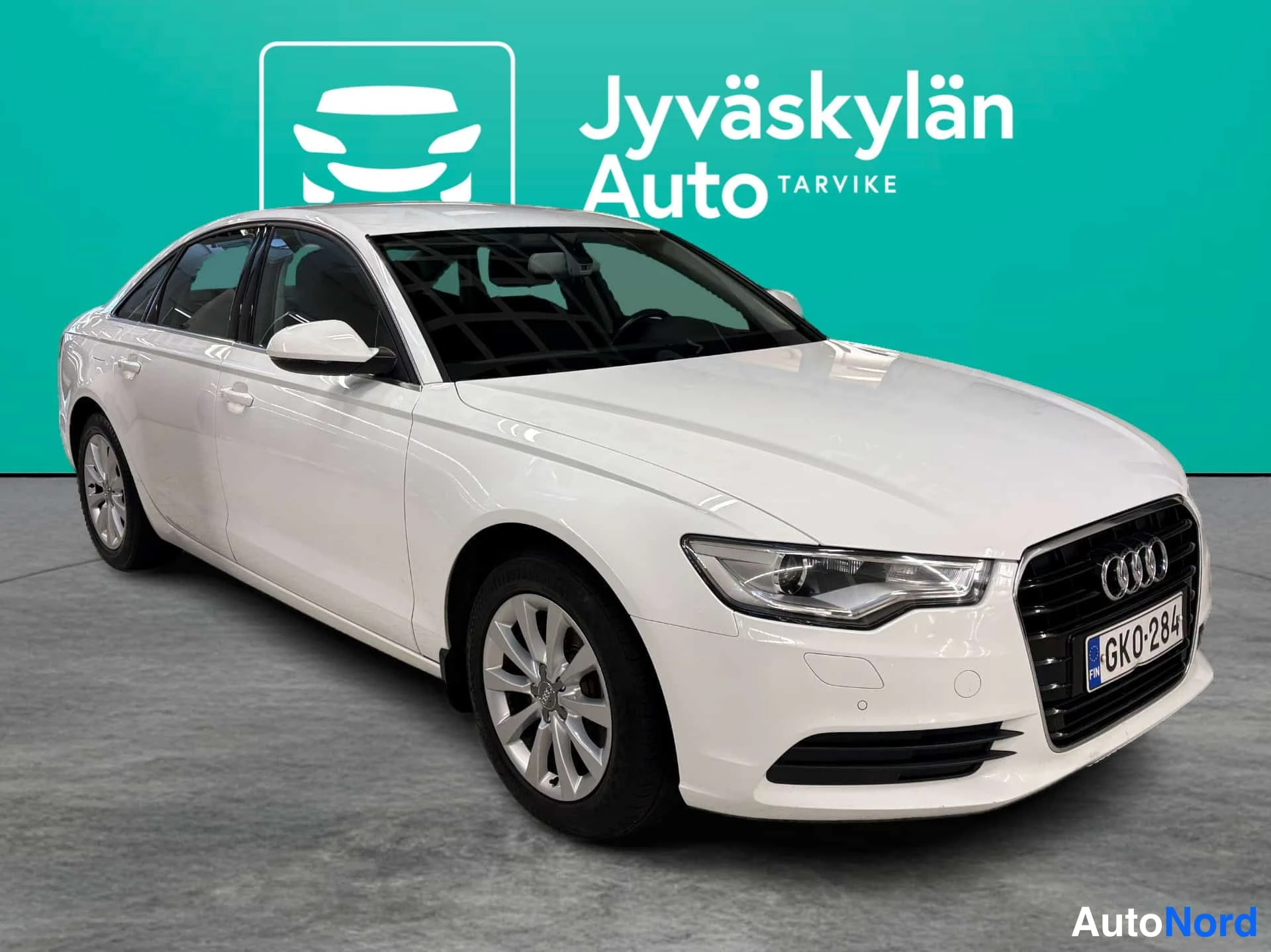 Valkoinen Audi A6 2012, etuviisto, keula oikealle, kuva 2