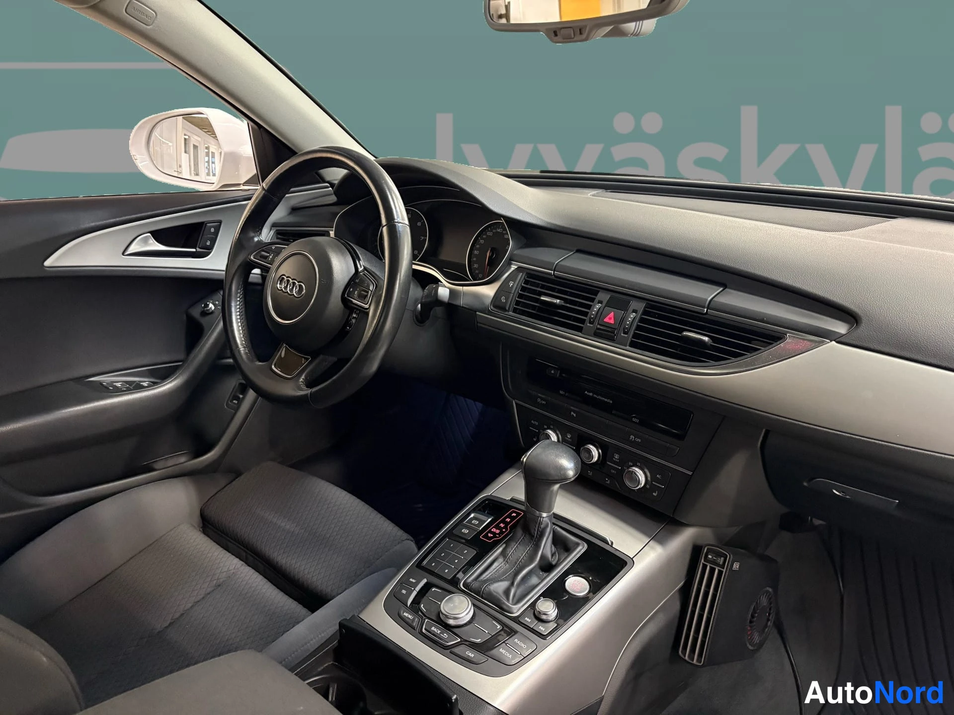 Valkoinen Audi A6 2012, ohjaamo, kuva 9