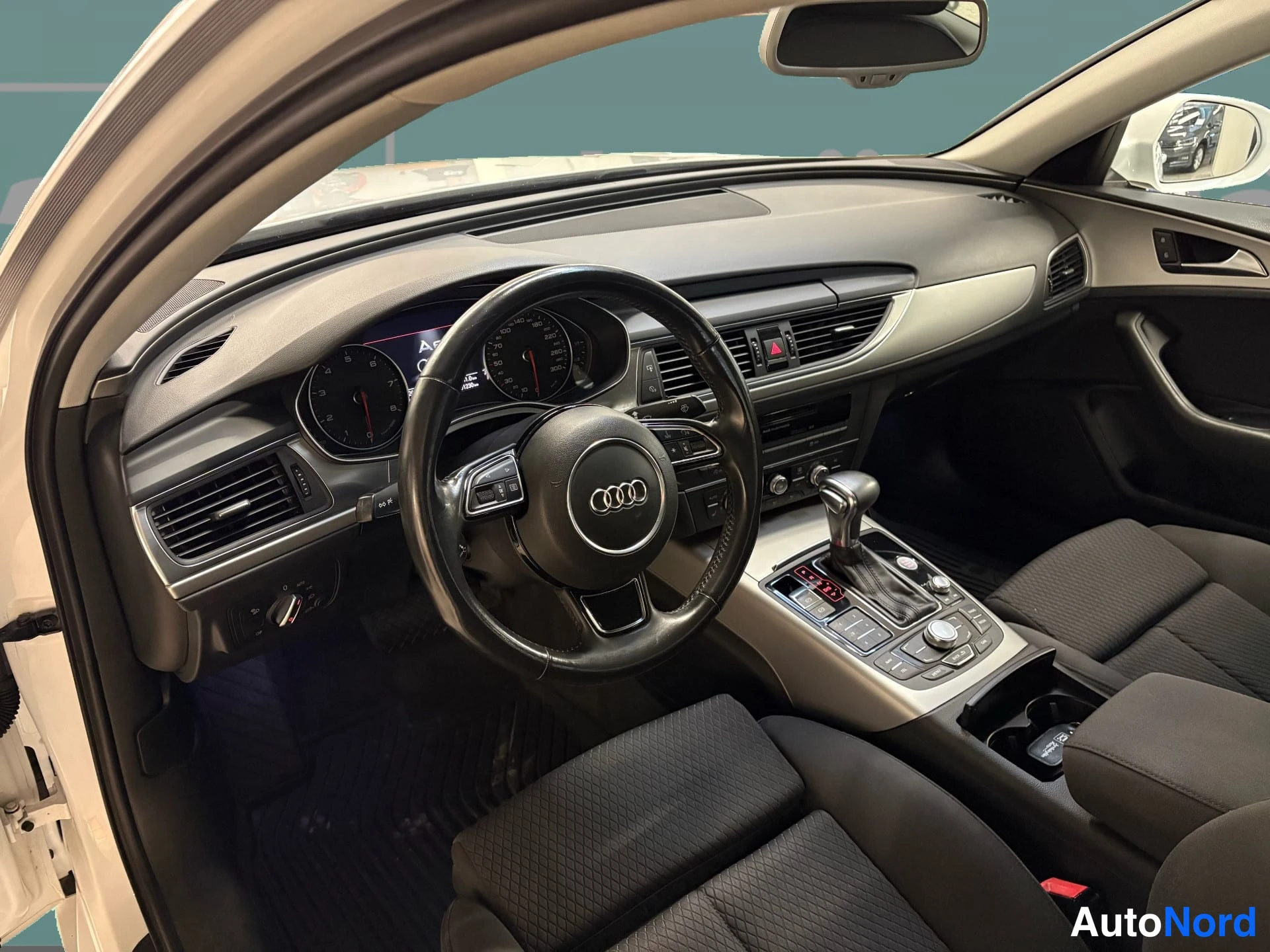Valkoinen Audi A6 2012, ohjaamo, kuva 7