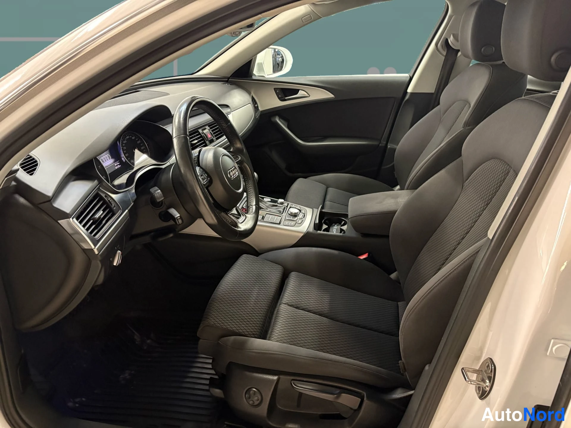 Valkoinen Audi A6 2012, etuistuimet, kuva 10