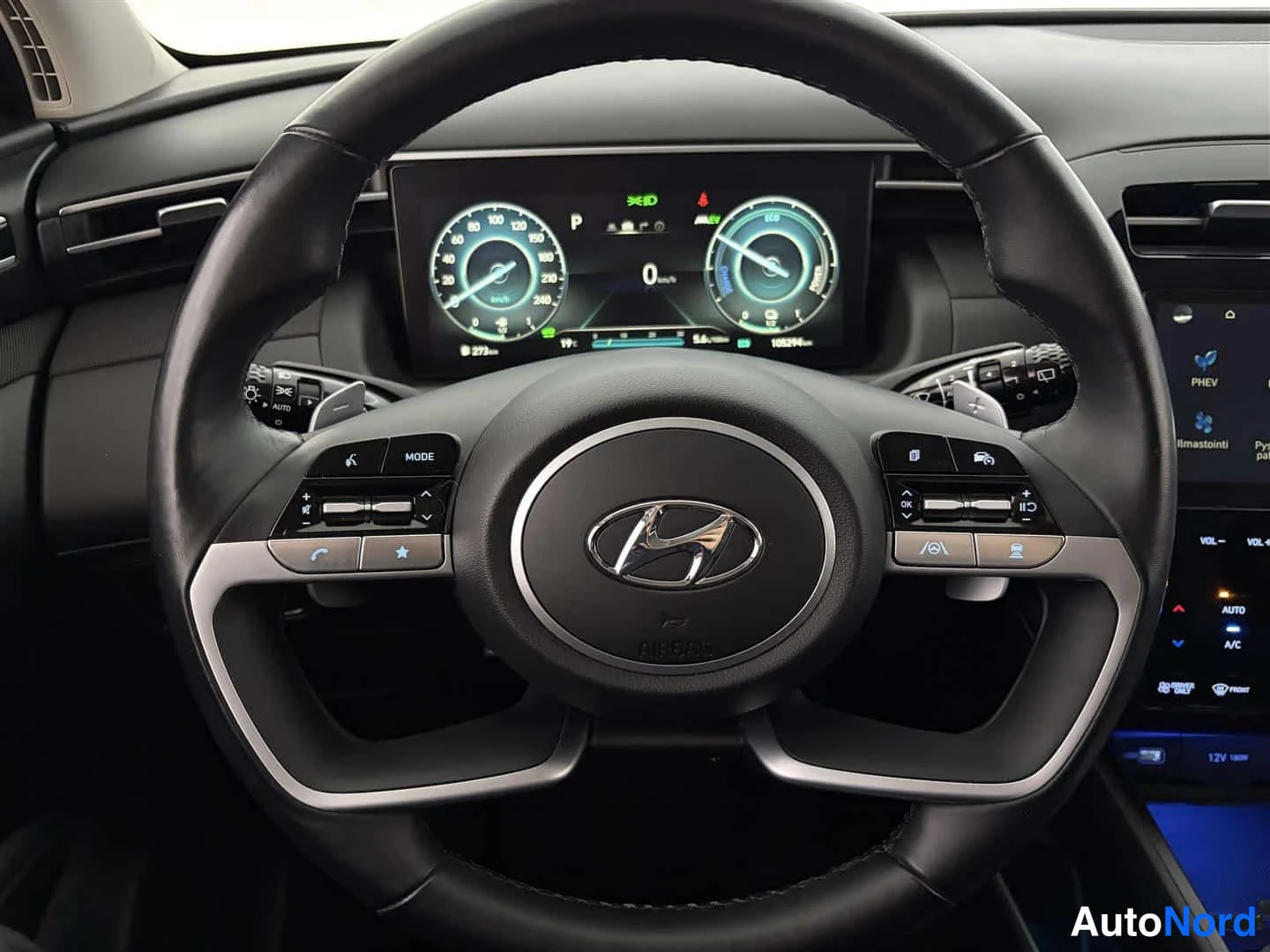 Punainen Hyundai Tucson 2023, ohjaamo, kuva 18