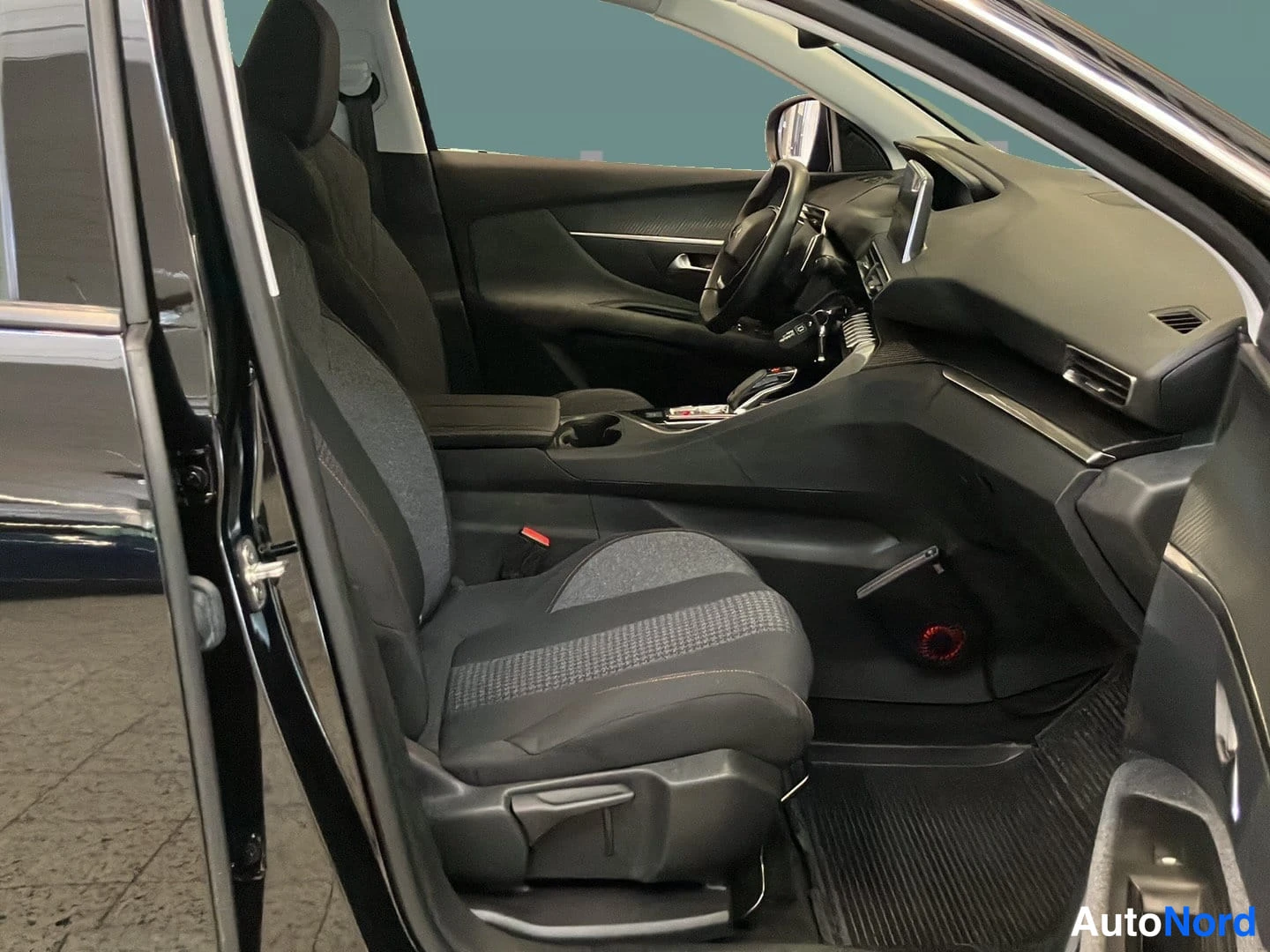 Musta Peugeot 3008 2020, ohjaamo, kuva 6